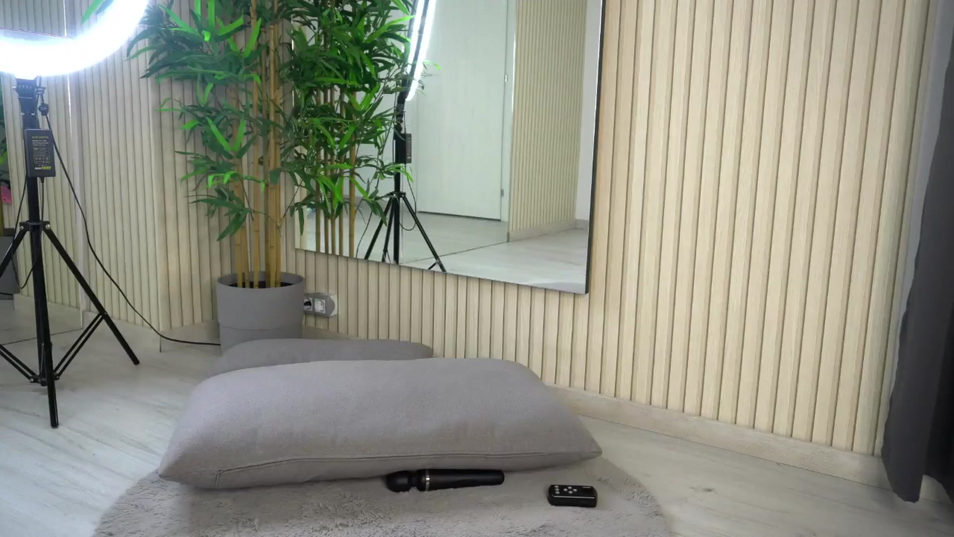 Gallery image thumbnail from Ellaacandy's myfreecams stream on, 05/20/2025, 11:44 image 9 of 20