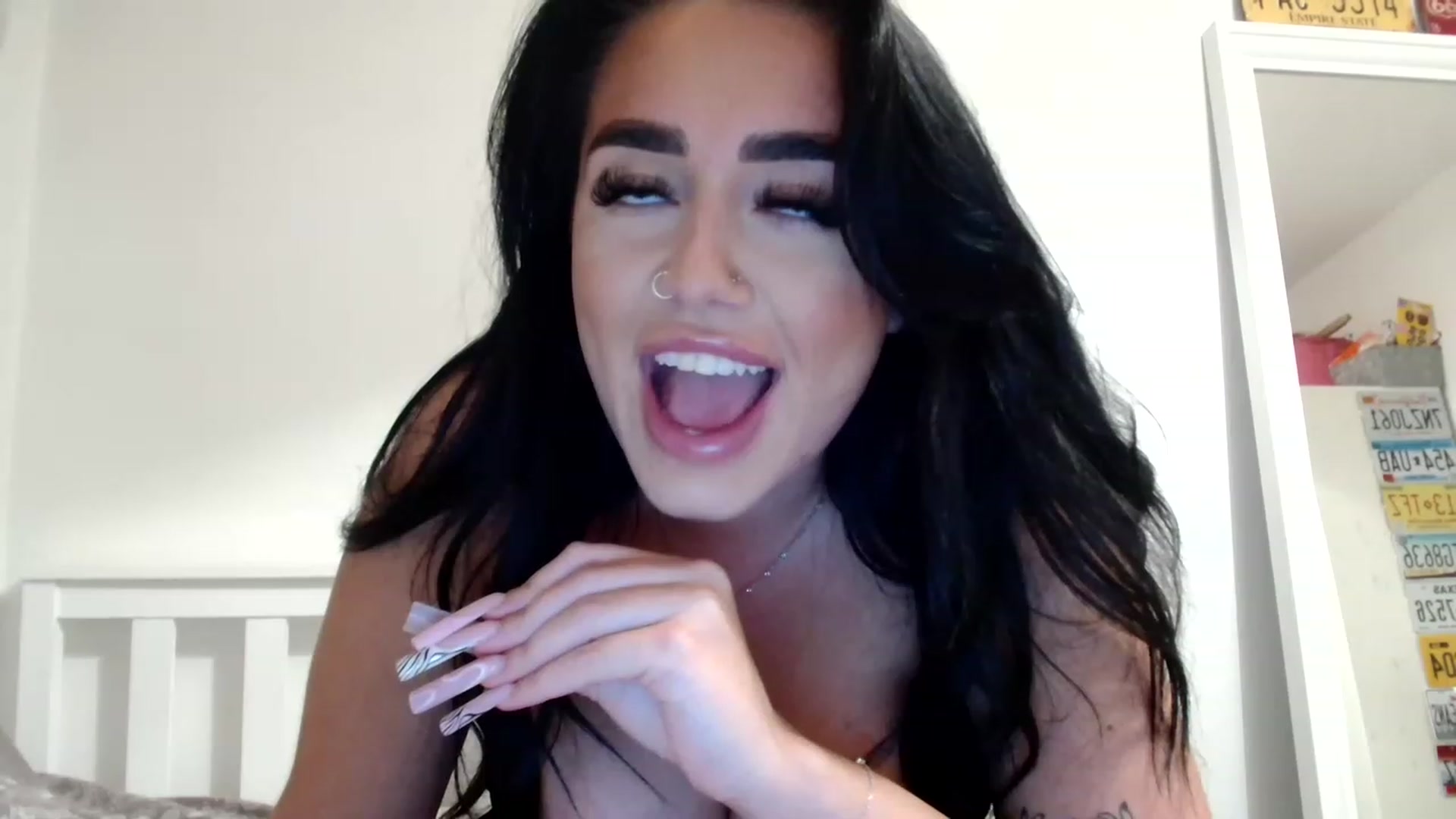Gallery image thumbnail from ElleBloom's myfreecams stream on, 04/19/2023, 21:32 image 18 of 20