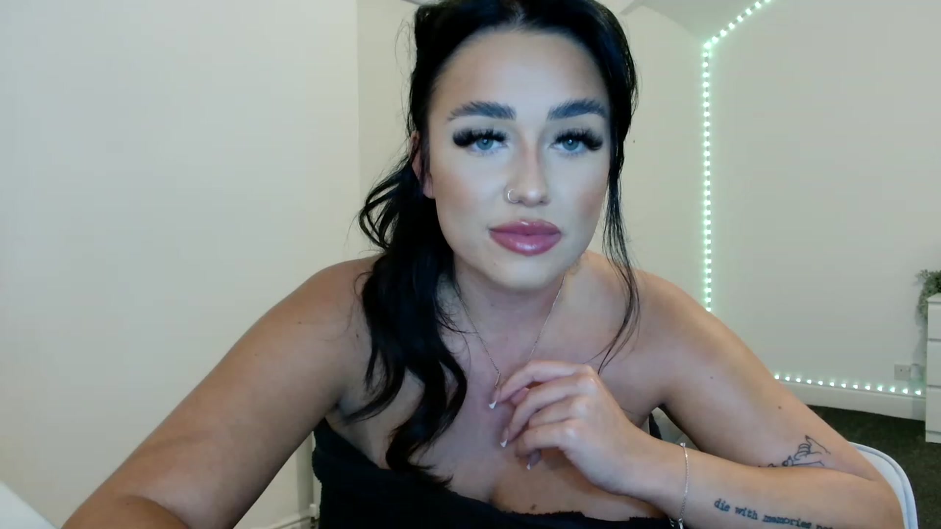 Gallery image thumbnail from ElleBloom's myfreecams stream on, 07/10/2023, 22:56 image 2 of 20