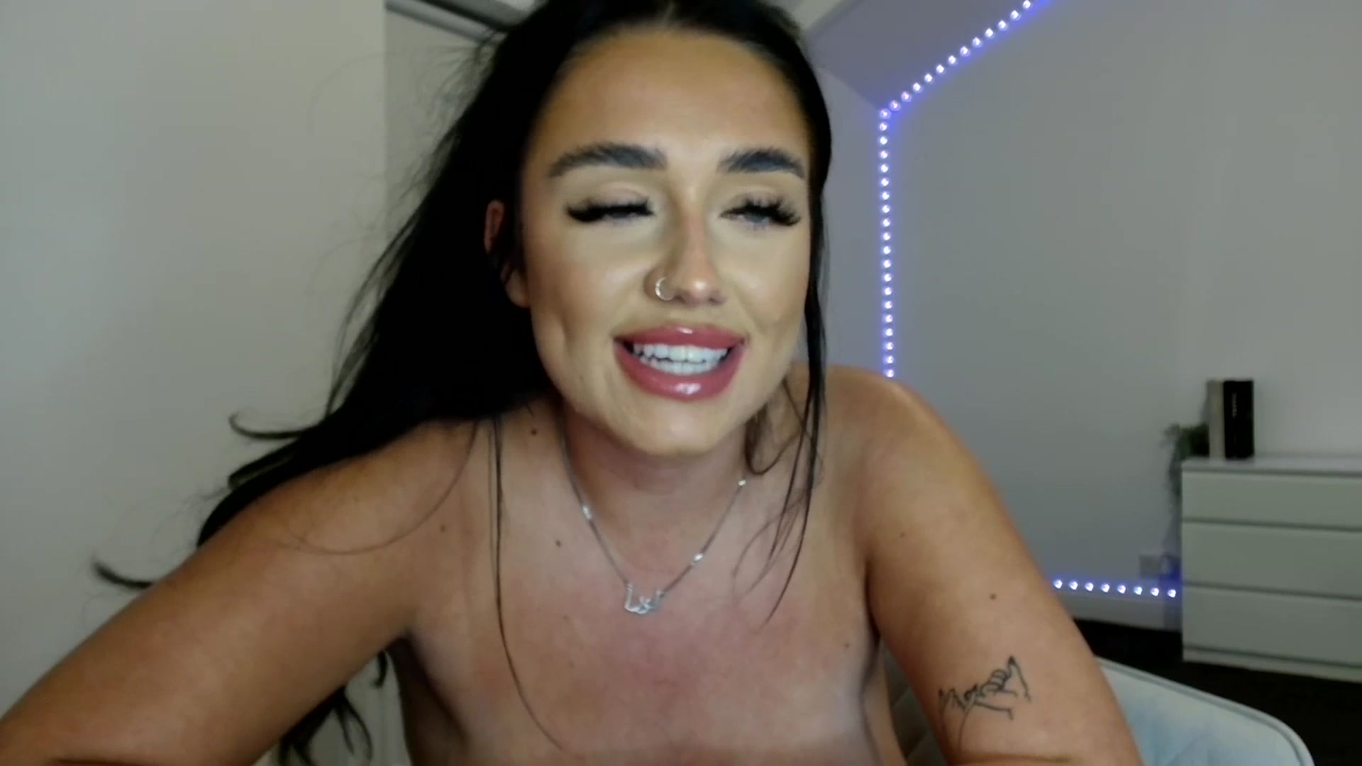 Gallery image thumbnail from ElleBloom's myfreecams stream on, 07/17/2023, 23:29 image 7 of 20