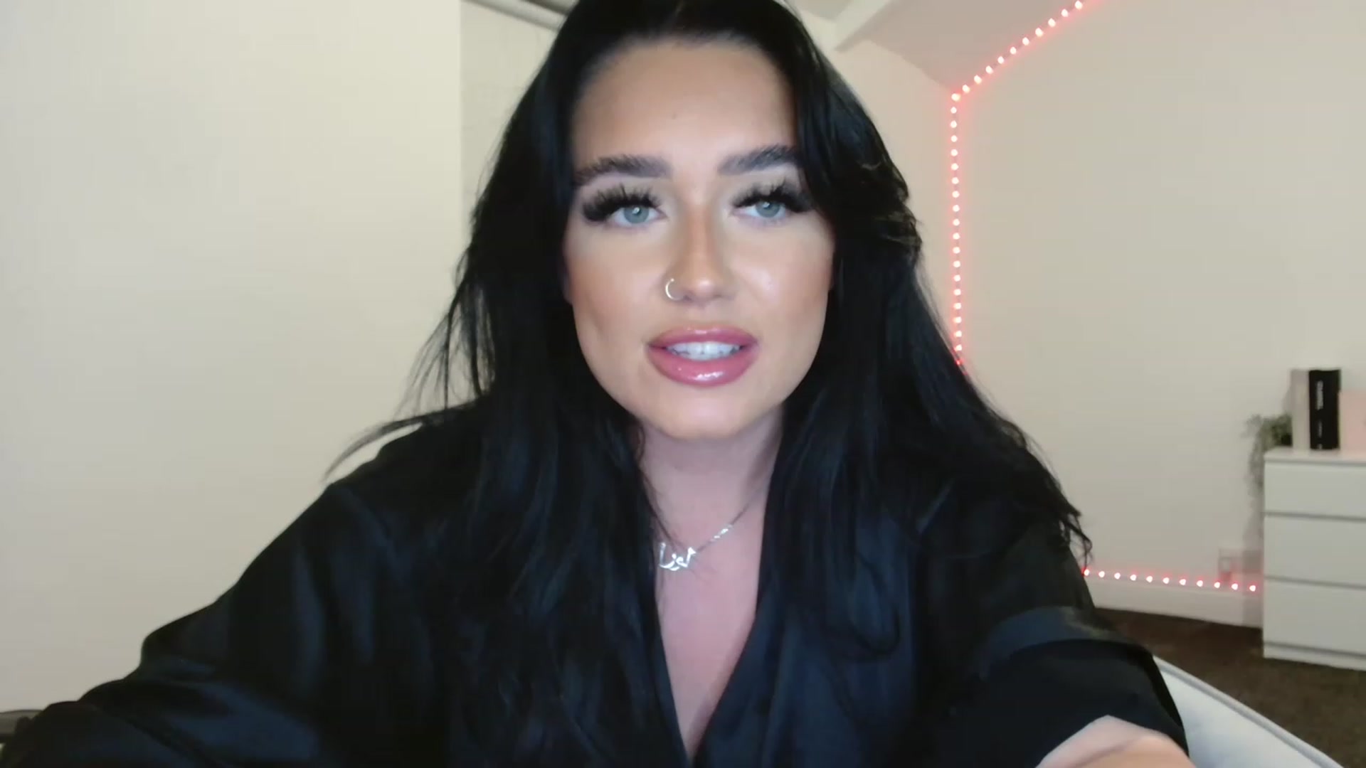 Gallery image thumbnail from ElleBloom's myfreecams stream on, 08/07/2023, 22:51 image 11 of 20