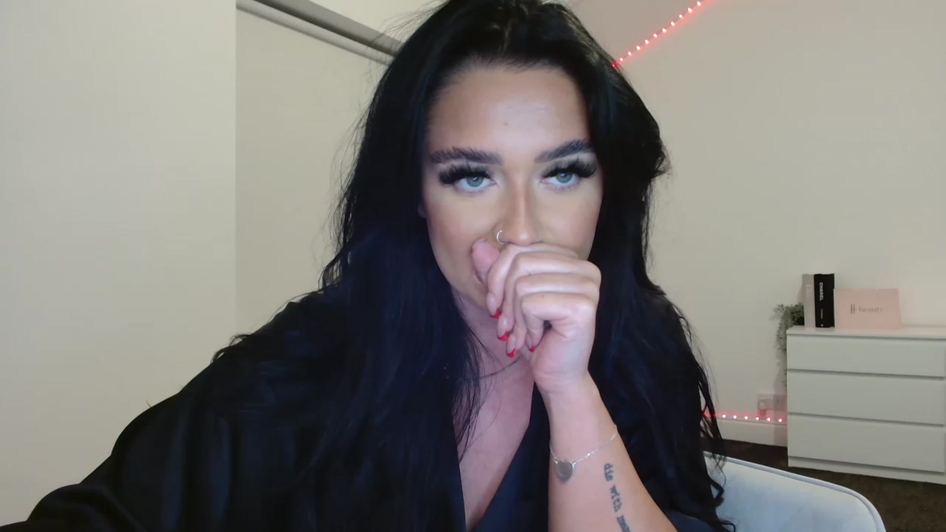 Gallery image thumbnail from ElleBloom's myfreecams stream on, 08/07/2023, 23:35 image 12 of 20