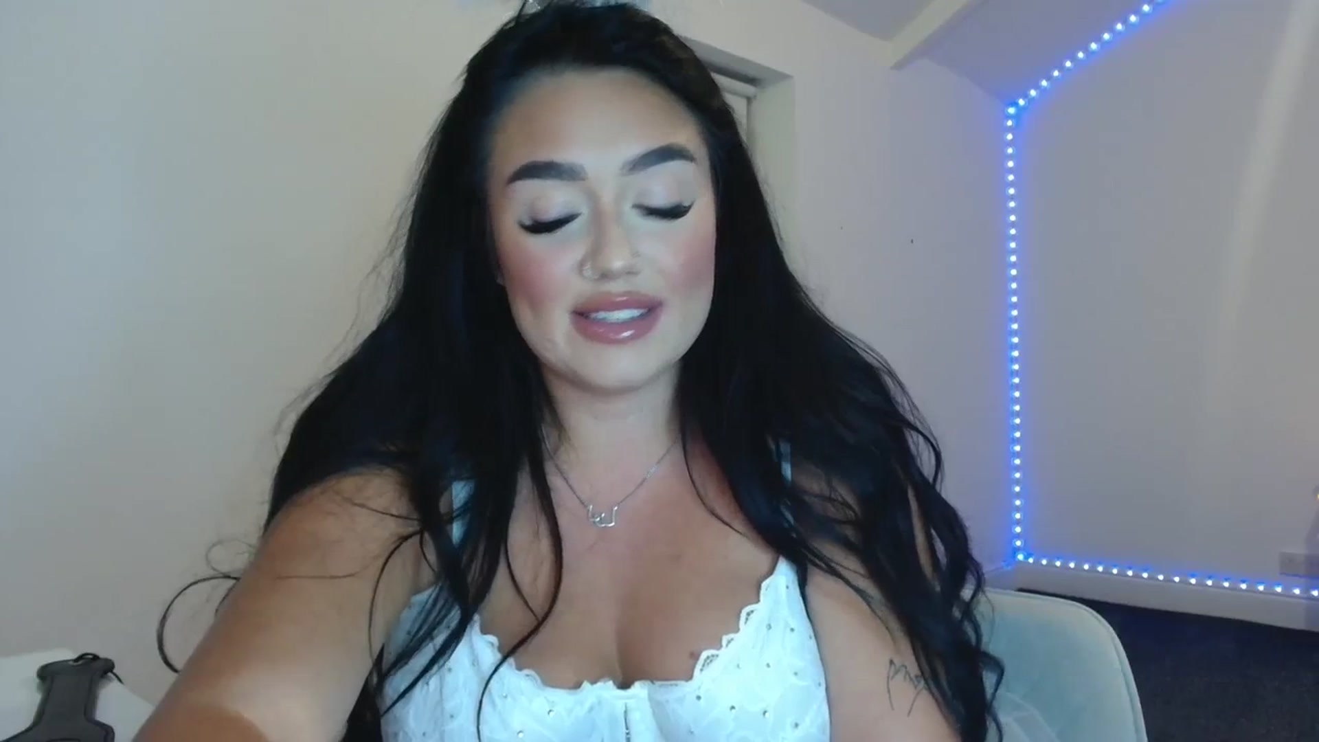Gallery image thumbnail from ElleBloom's myfreecams stream on, 10/13/2023, 23:30 image 8 of 20