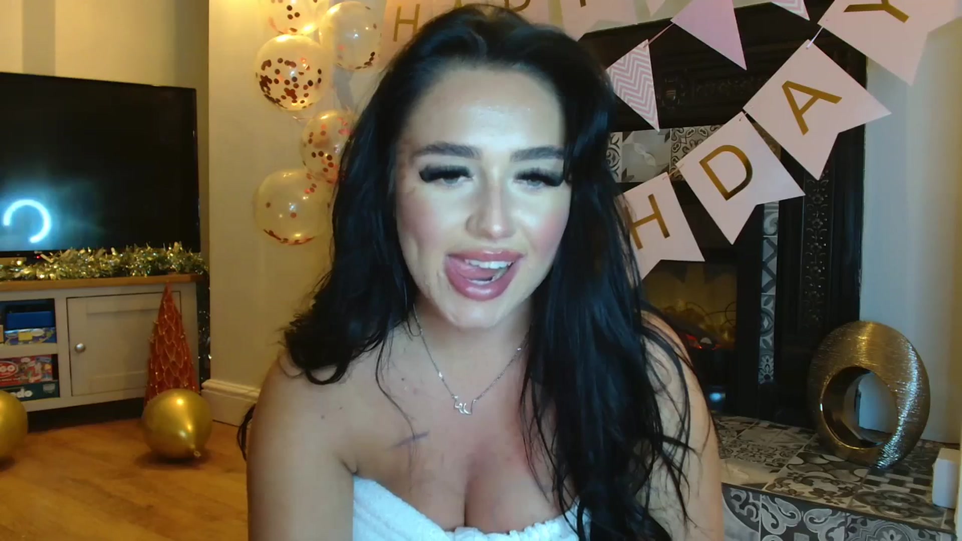 Gallery image thumbnail from ElleBloom's myfreecams stream on, 12/02/2023, 24:57 image 10 of 20