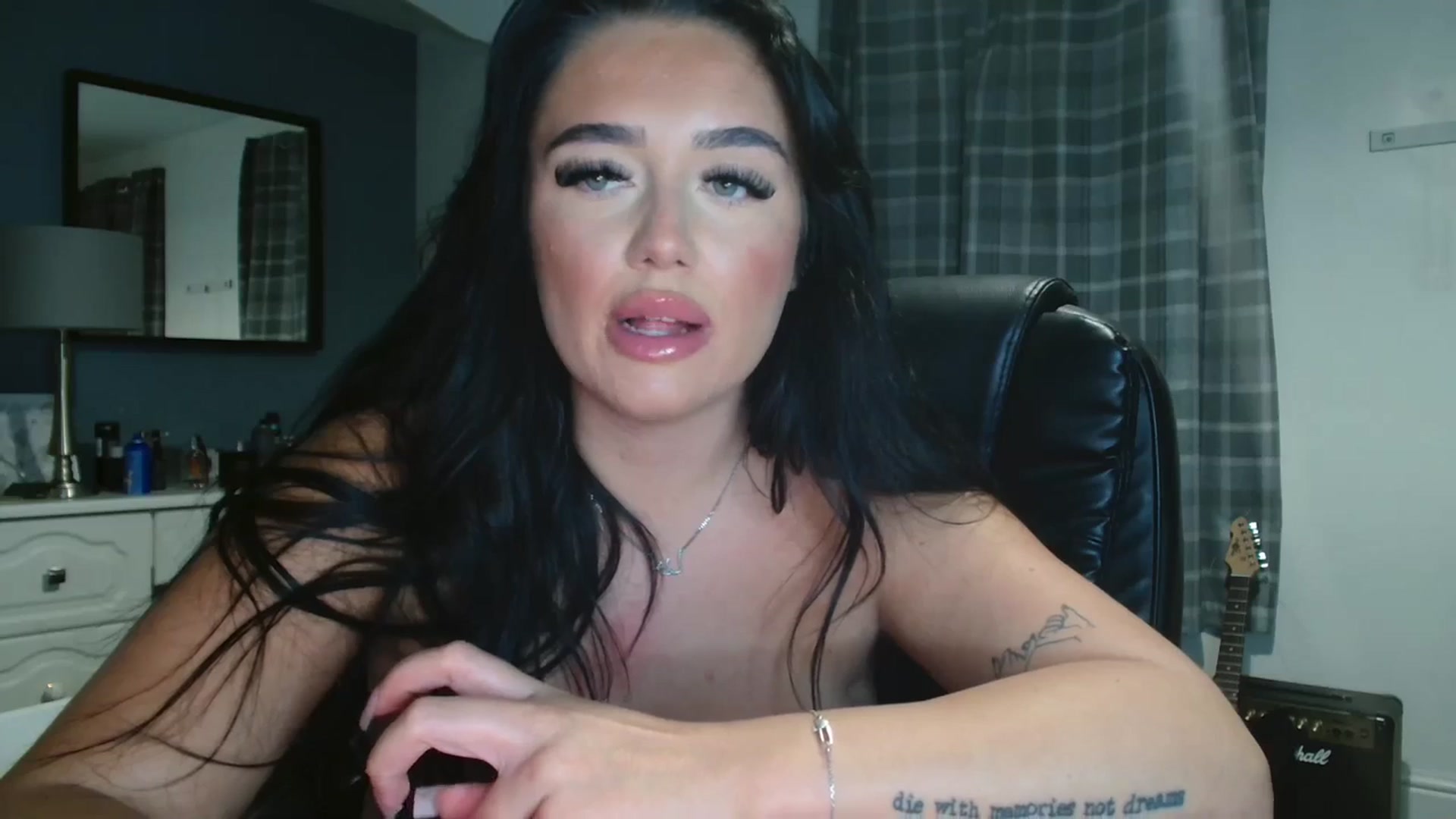 Gallery image thumbnail from ElleBloom's myfreecams stream on, 01/02/2024, 22:43 image 10 of 20