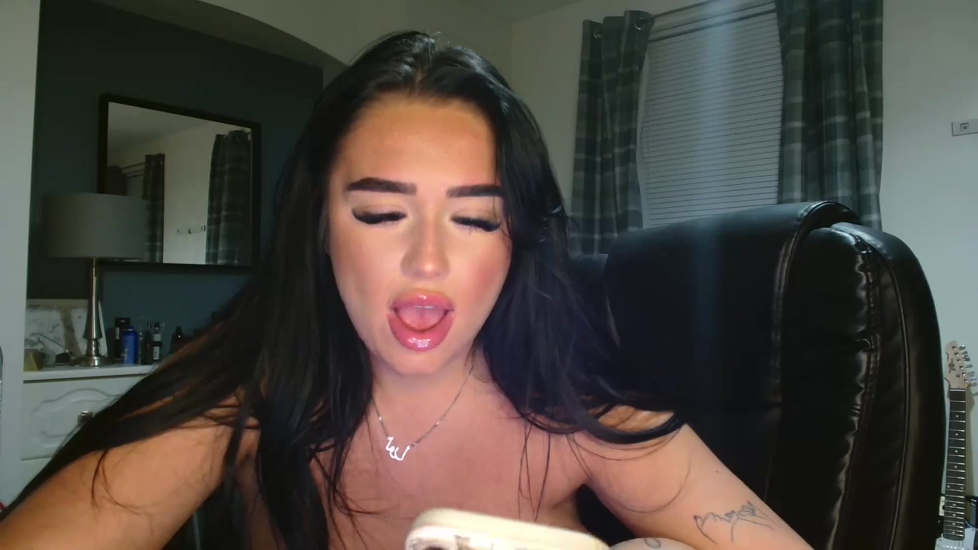 Gallery image thumbnail from ElleBloom's myfreecams stream on, 01/10/2024, 22:20 image 19 of 20
