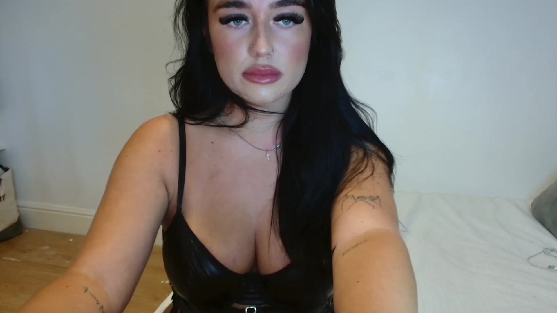 Gallery image thumbnail from ElleBloom's myfreecams stream on, 08/06/2024, 13:48 image 19 of 20