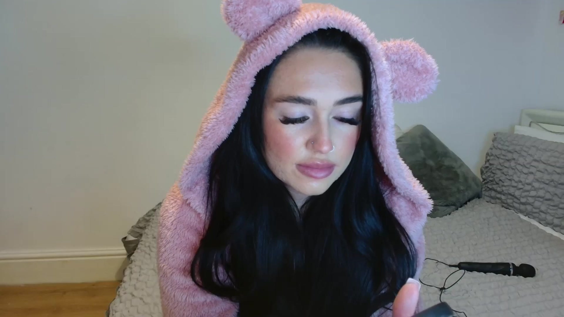 Gallery image thumbnail from ElleBloom's myfreecams stream on, 10/03/2024, 14:03 image 17 of 20