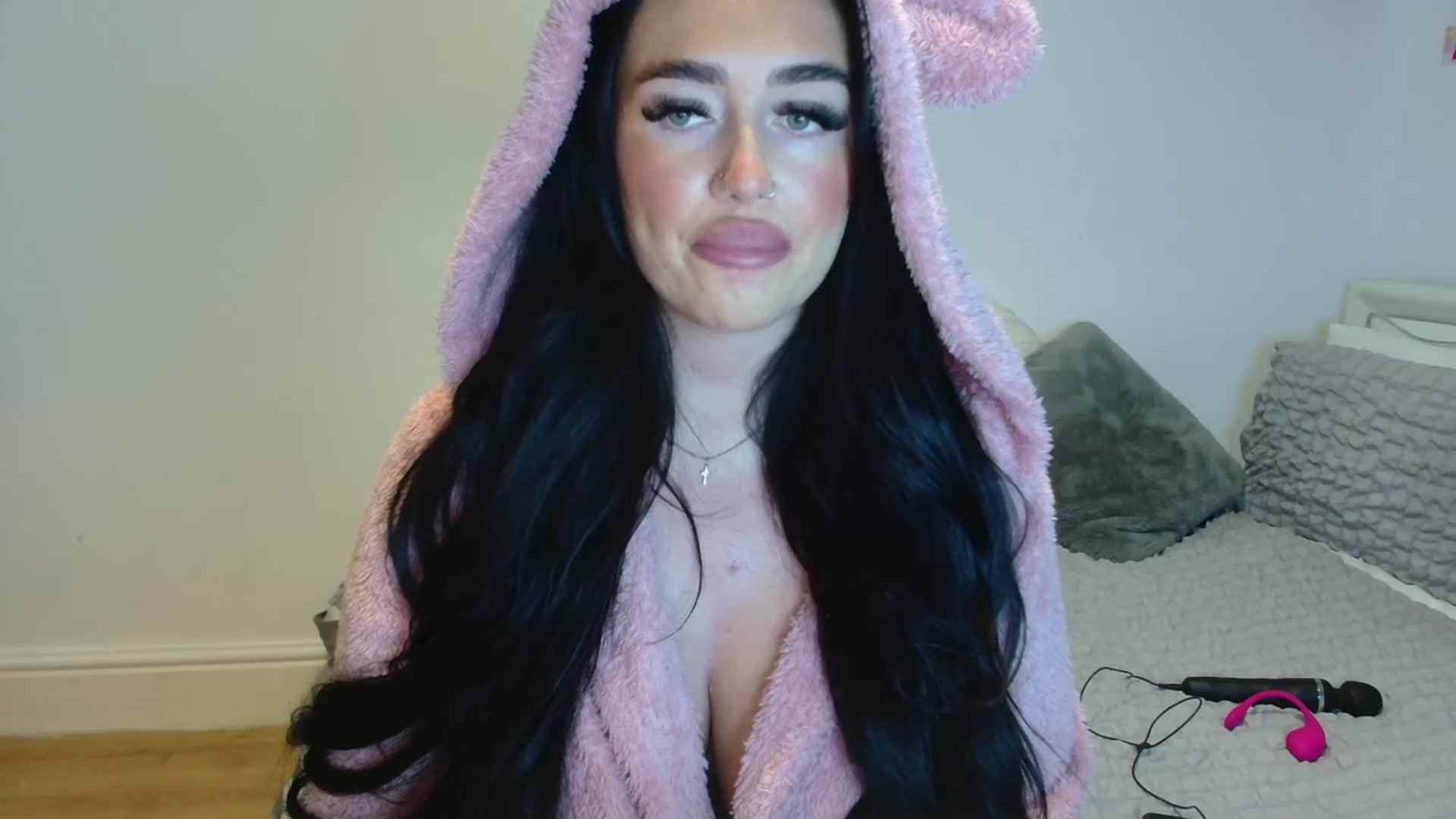 Gallery image thumbnail from ElleBloom's myfreecams stream on, 10/03/2024, 14:03 image 16 of 20