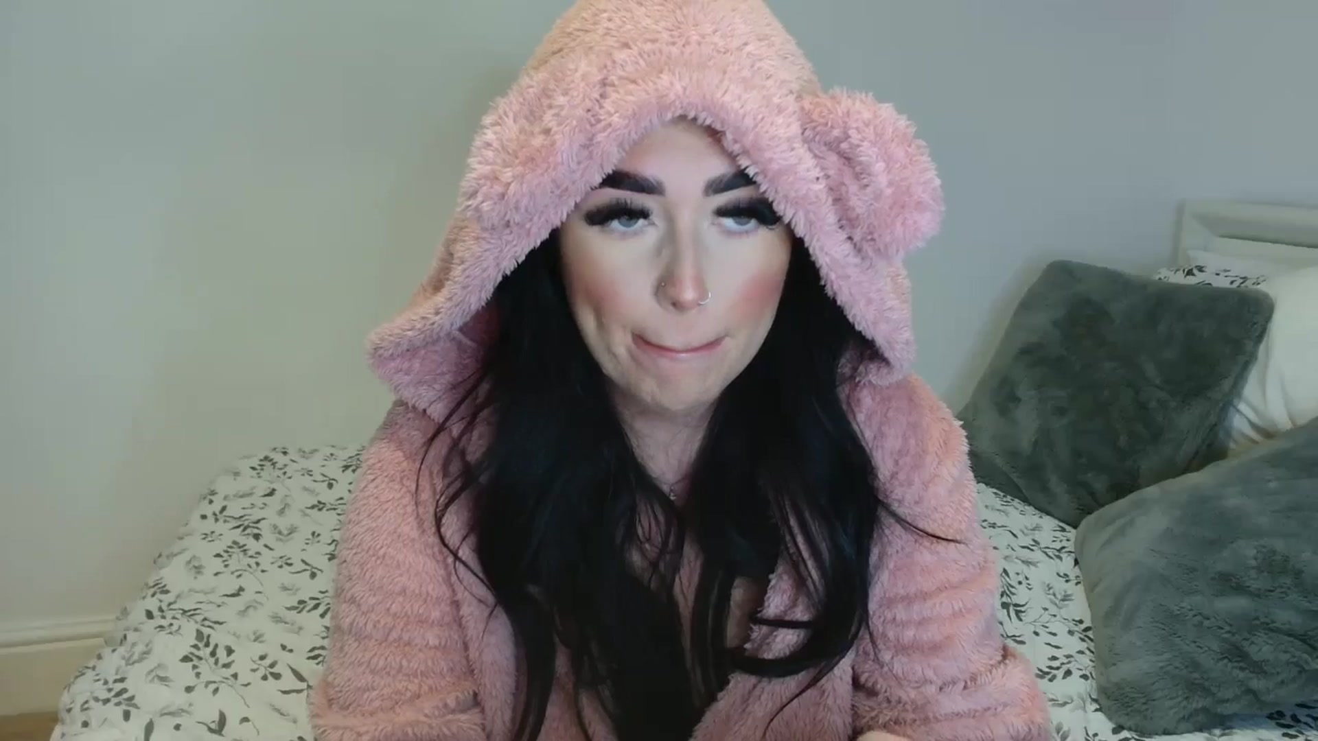 Gallery image thumbnail from ElleBloom's myfreecams stream on, 10/15/2024, 19:39 image 19 of 20