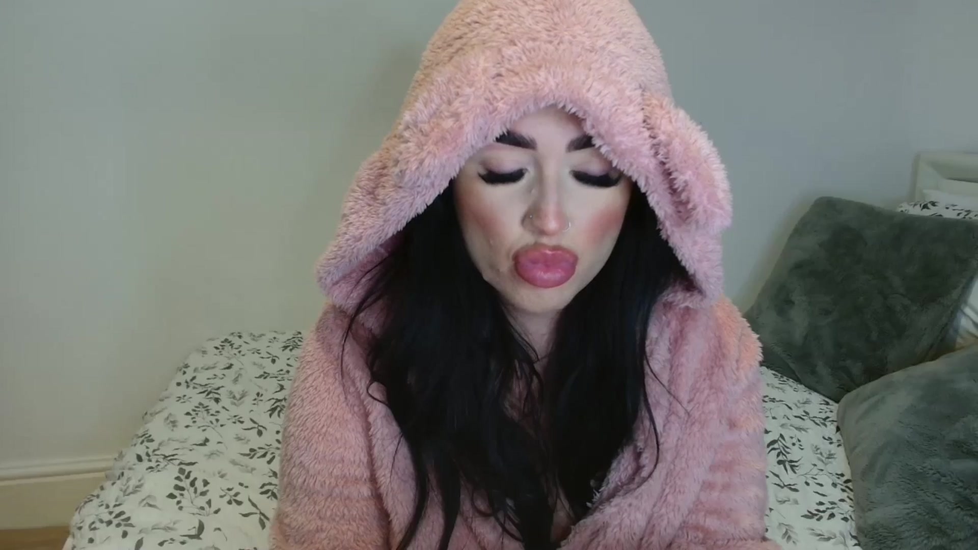 Gallery image thumbnail from ElleBloom's myfreecams stream on, 10/15/2024, 19:39 image 17 of 20