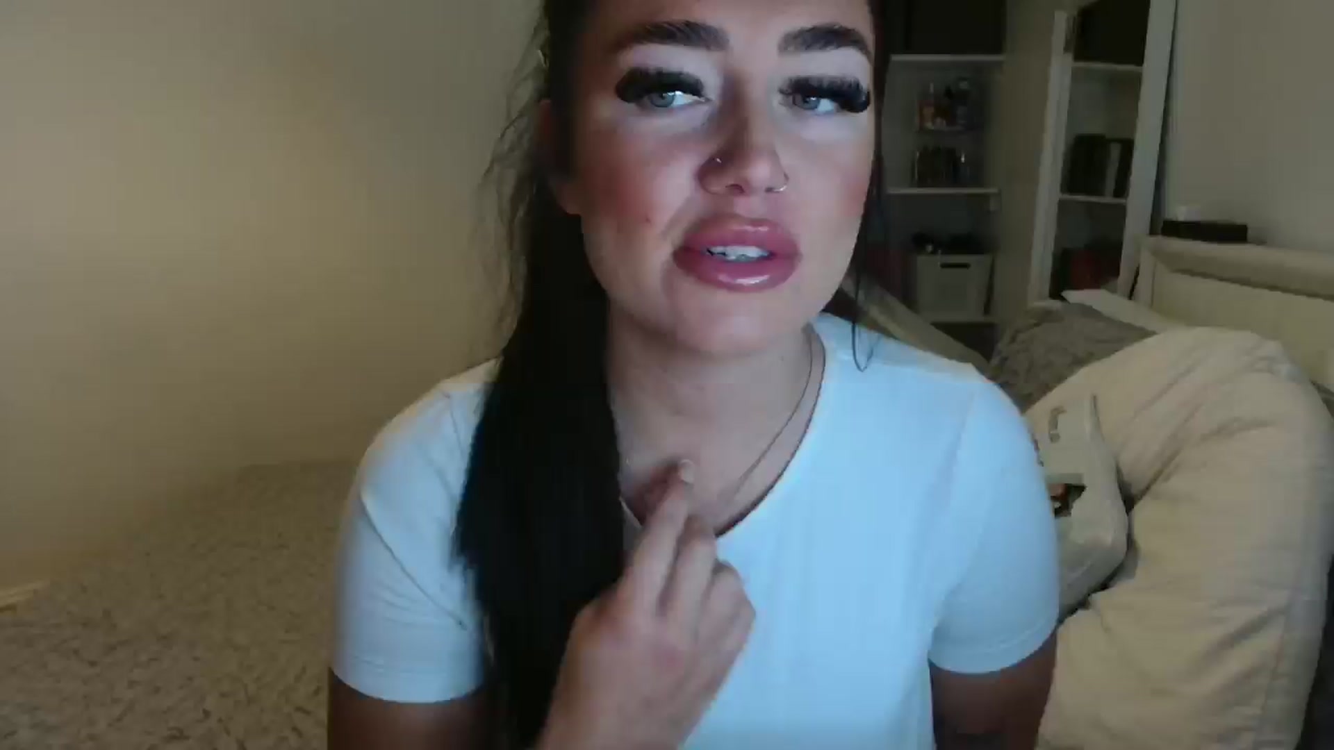Gallery image thumbnail from ElleBloom's myfreecams stream on, 01/02/2025, 15:23 image 19 of 20