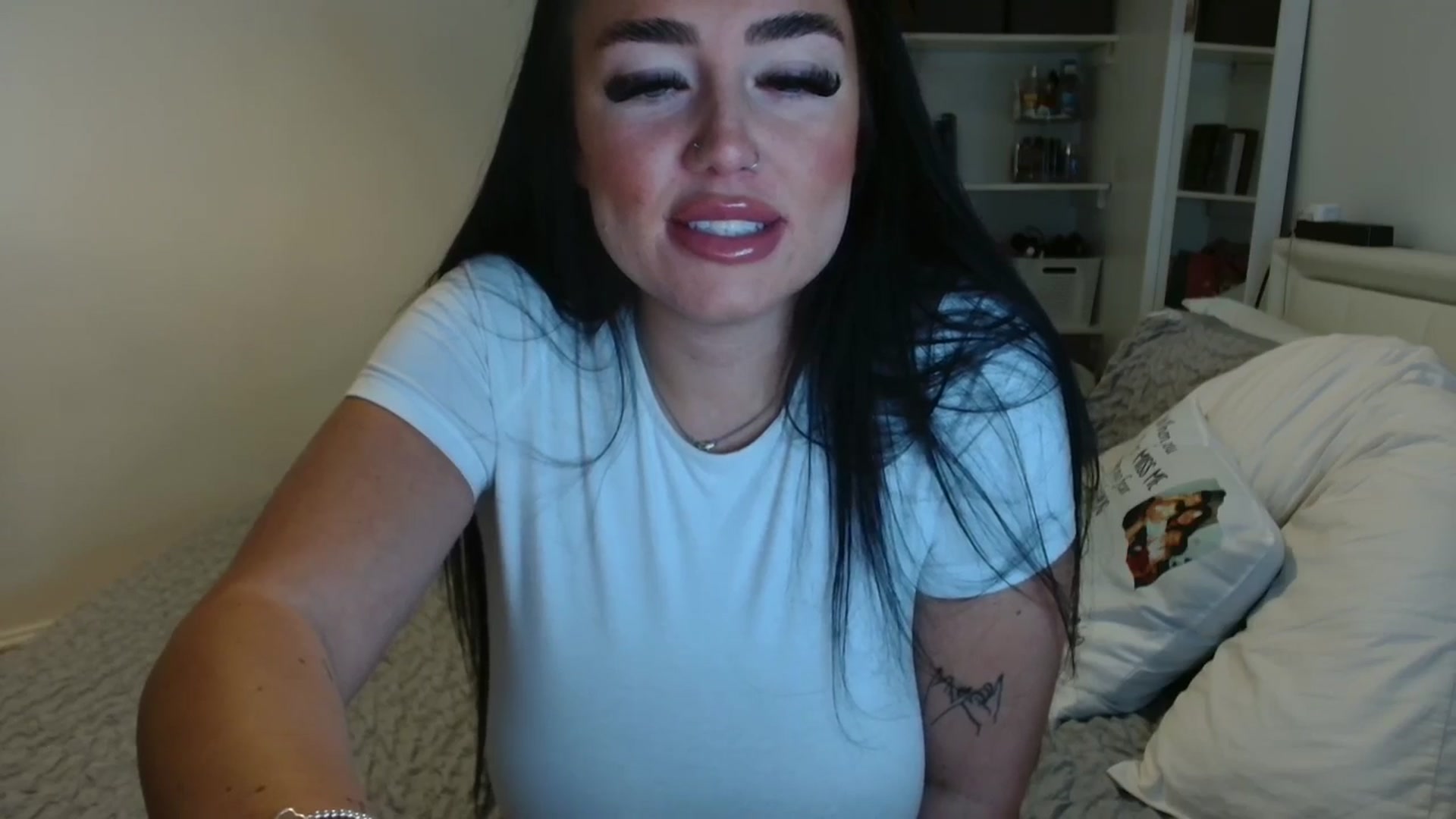 Gallery image thumbnail from ElleBloom's myfreecams stream on, 01/02/2025, 15:23 image 7 of 20
