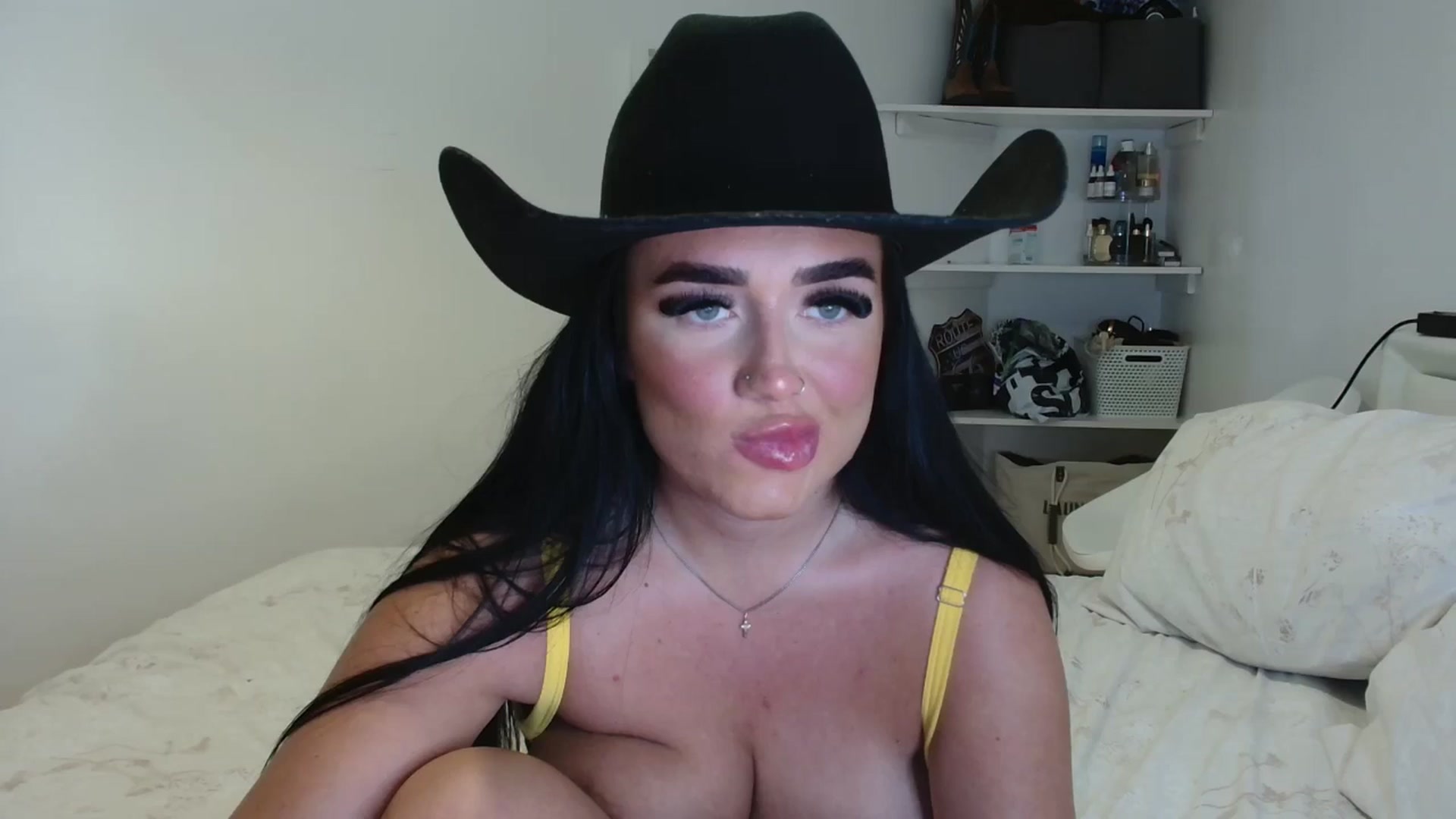 Gallery image thumbnail from ElleBloom's myfreecams stream on, 02/01/2025, 23:16 image 16 of 20
