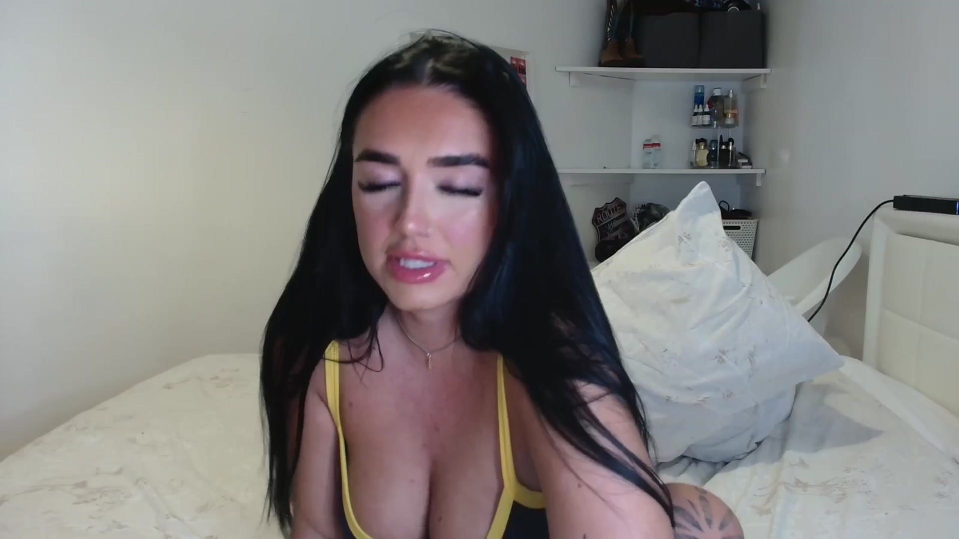 Gallery image thumbnail from ElleBloom's myfreecams stream on, 02/01/2025, 23:16 image 10 of 20