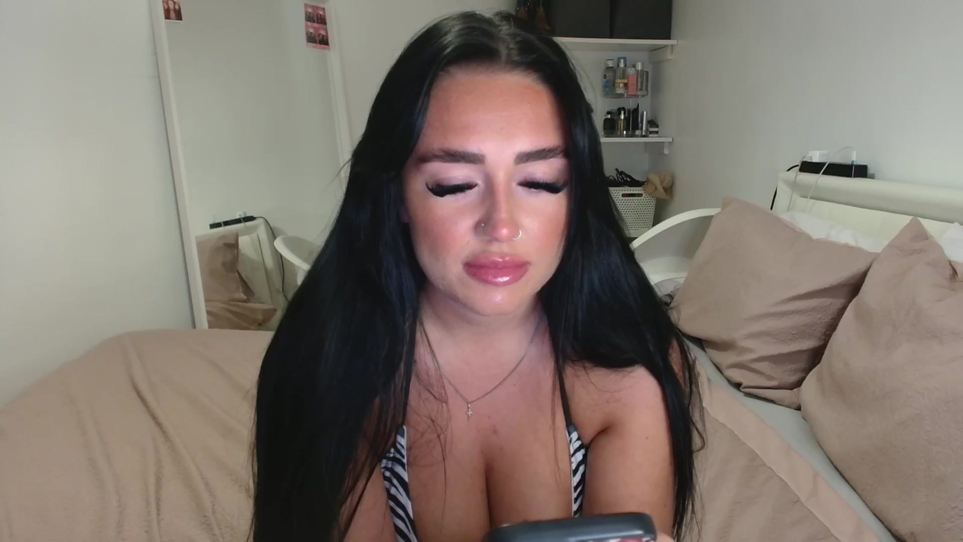 Gallery image thumbnail from ElleBloom's myfreecams stream on, 02/06/2025, 21:10 image 11 of 20