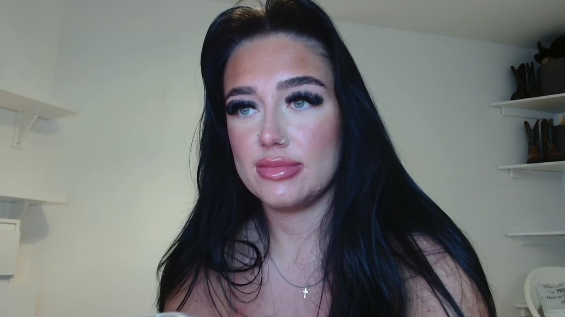 Gallery image thumbnail from ElleBloom's myfreecams stream on, 02/18/2025, 24:18 image 17 of 20