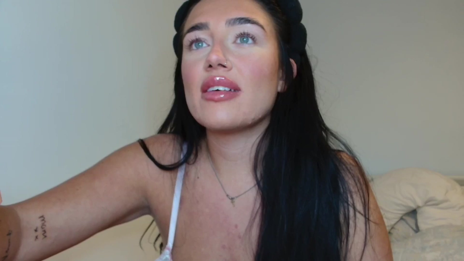 Gallery image thumbnail from ElleBloom's myfreecams stream on, 02/24/2025, 23:35 image 4 of 20