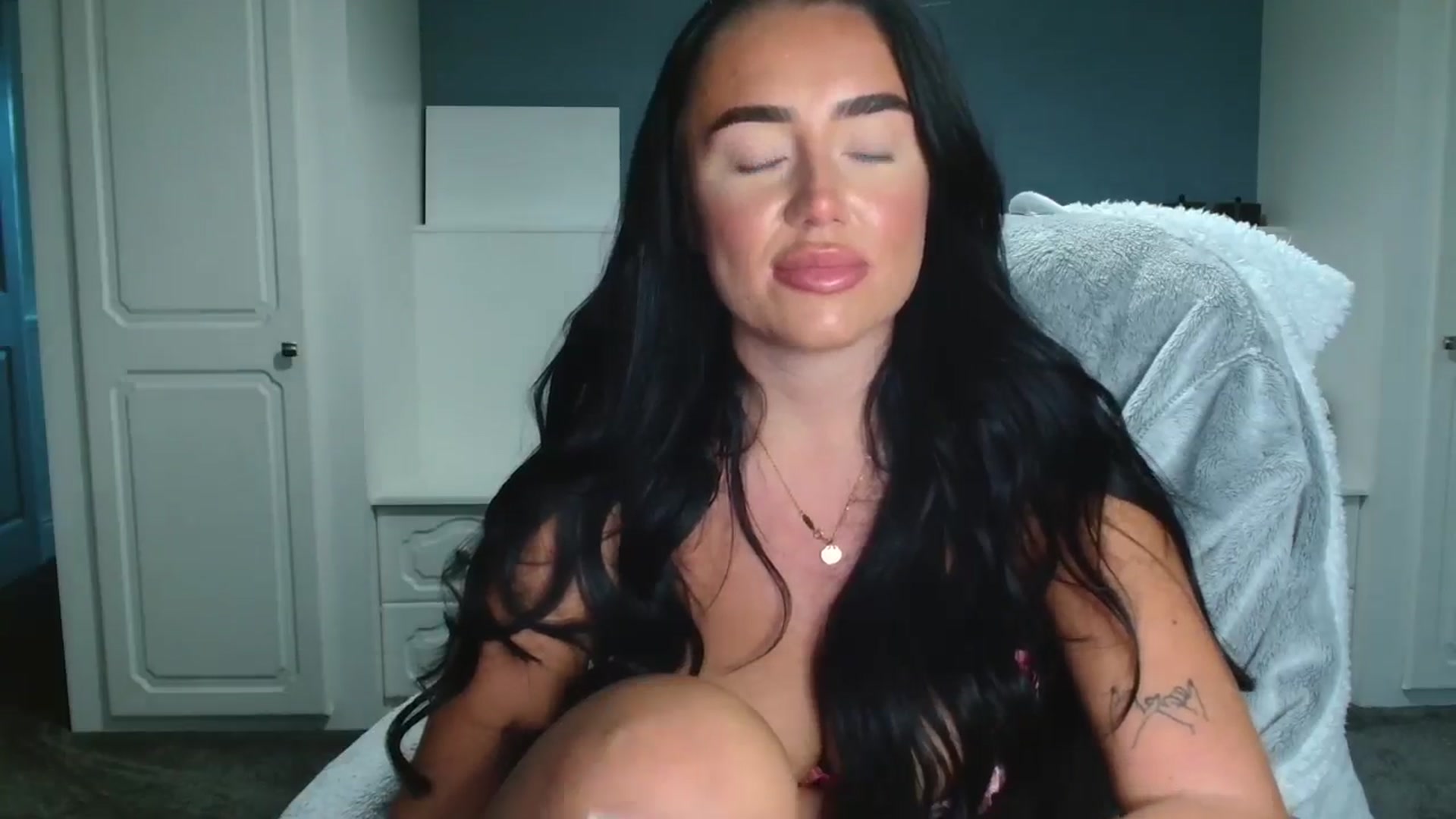 Gallery image thumbnail from ElleBloom's myfreecams stream on, 10/21/2025, 13:44 image 11 of 20