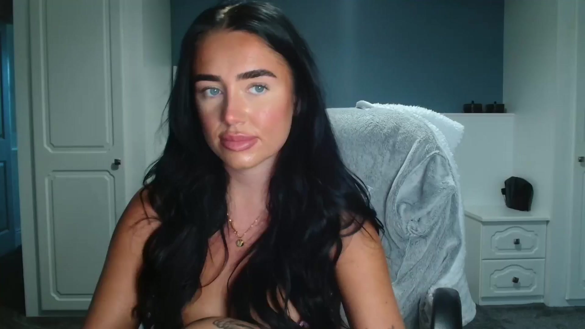 Gallery image thumbnail from ElleBloom's myfreecams stream on, 10/21/2025, 13:44 image 17 of 20