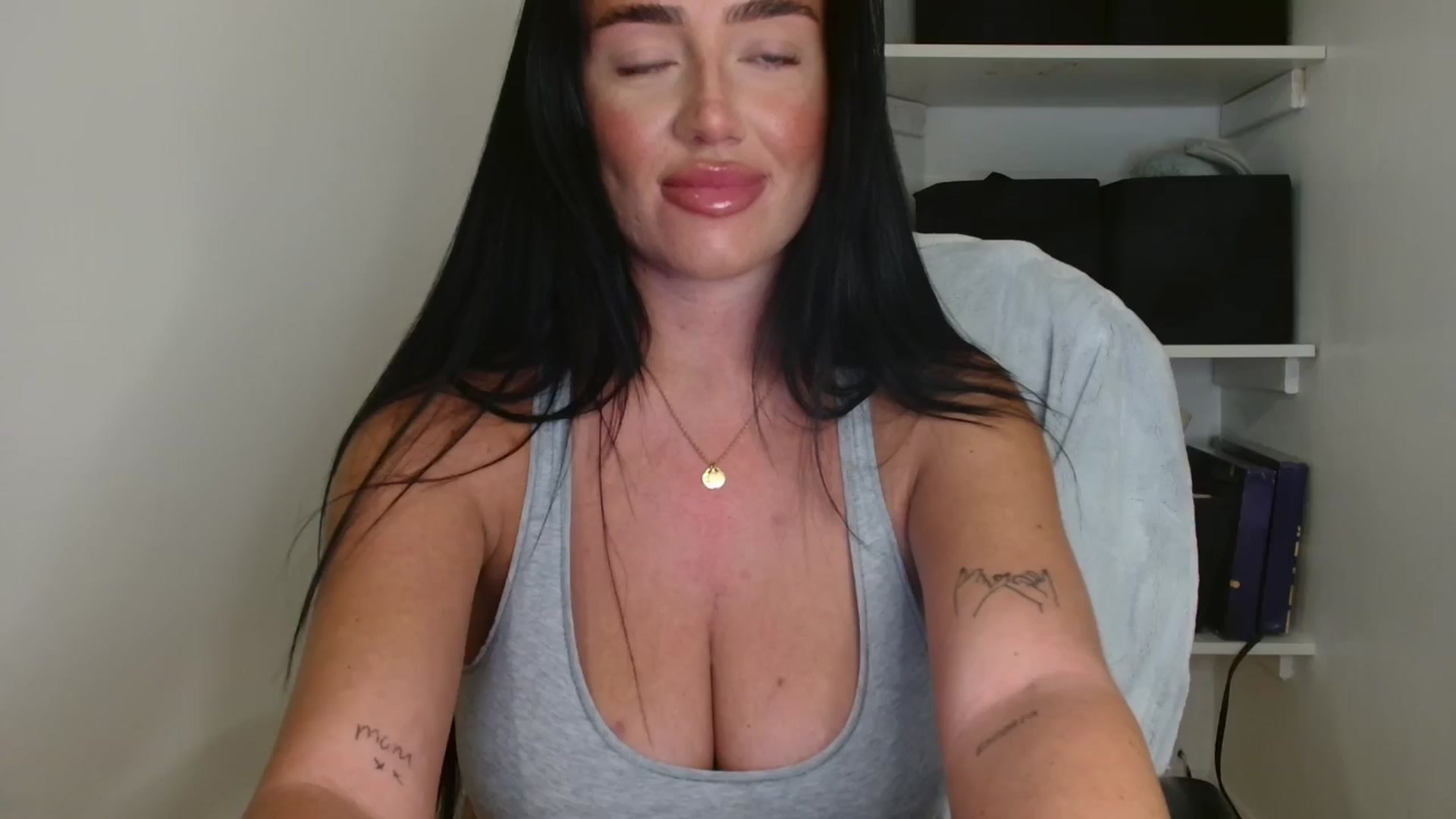 Gallery image thumbnail from ElleBloom's myfreecams stream on, 11/10/2025, 20:35 image 9 of 20