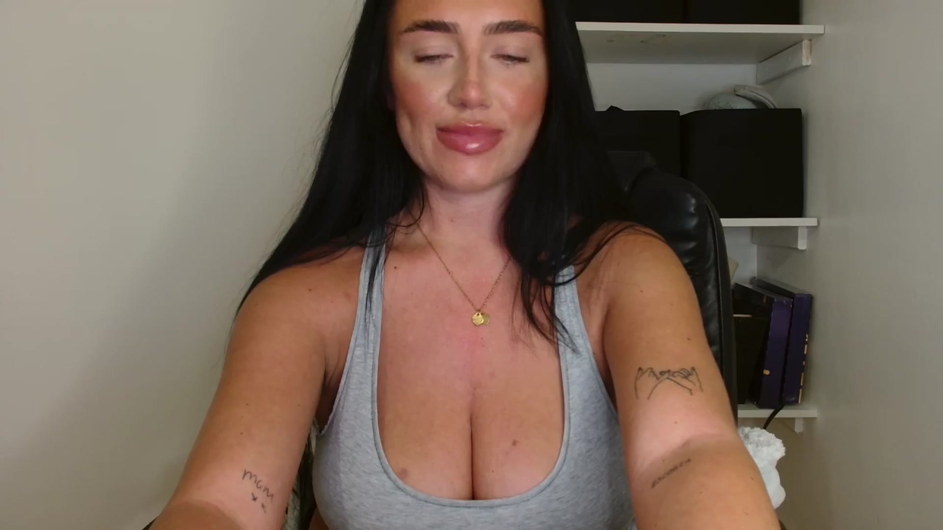 Gallery image thumbnail from ElleBloom's myfreecams stream on, 11/10/2025, 22:33 image 4 of 20