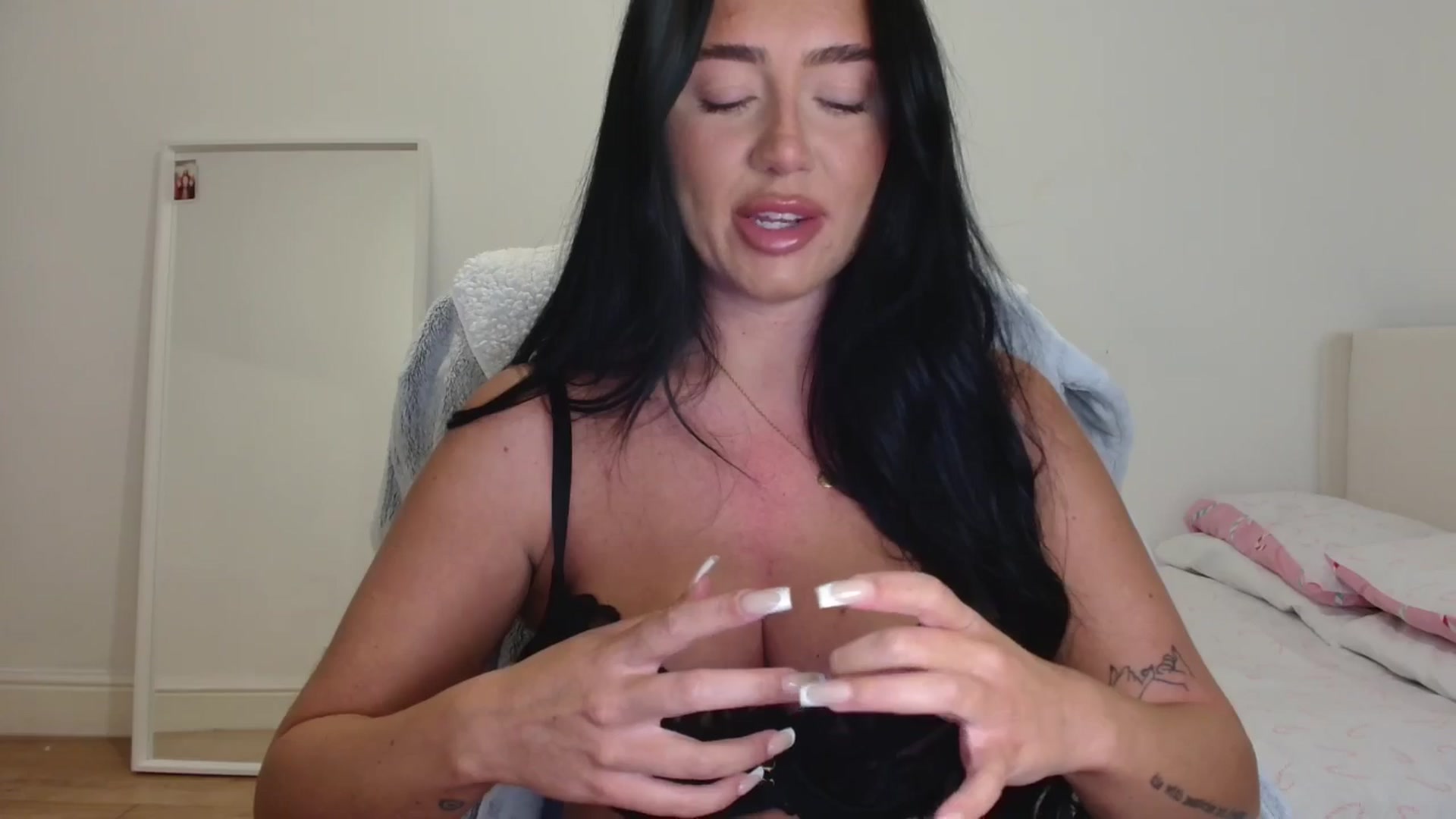 Gallery image thumbnail from ElleBloom's myfreecams stream on, 11/13/2025, 15:59 image 3 of 20