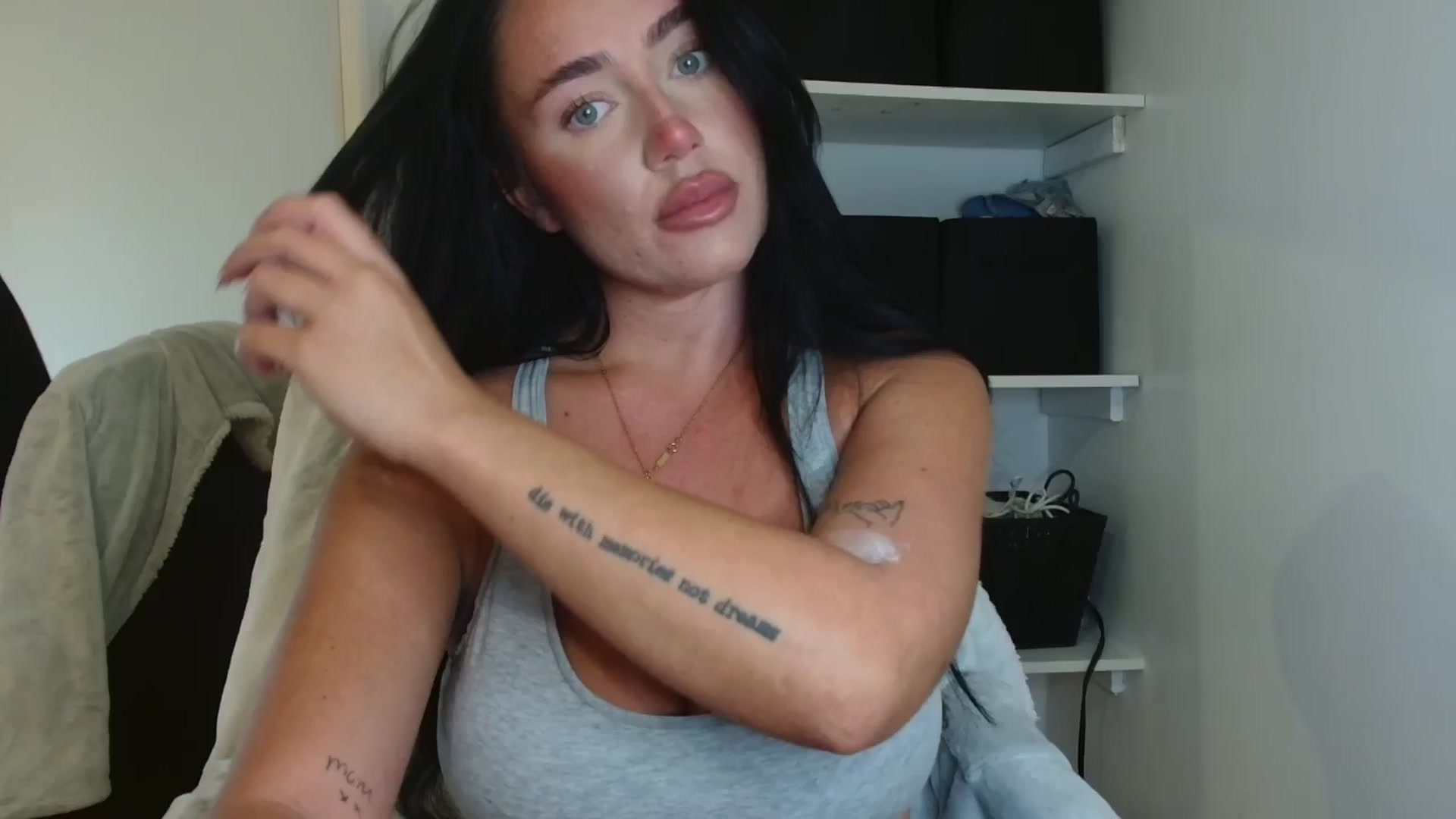 Gallery image thumbnail from ElleBloom's myfreecams stream on, 11/17/2025, 20:15 image 1 of 20