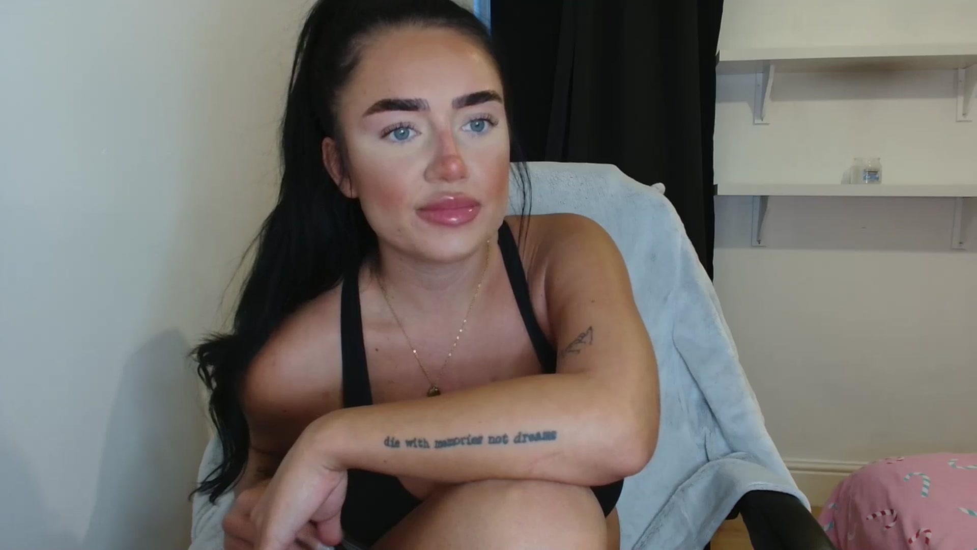 Gallery image thumbnail from ElleBloom's myfreecams stream on, 12/22/2025, 16:15 image 4 of 20