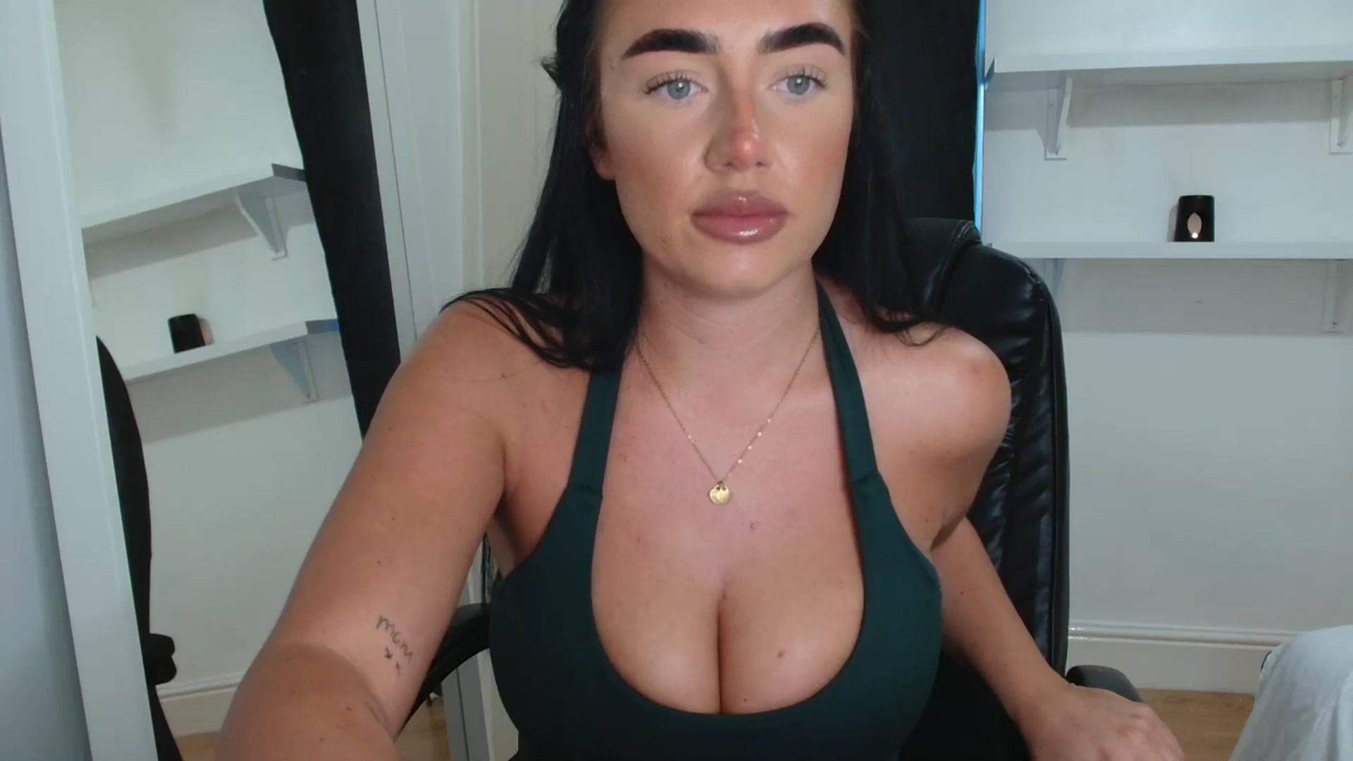 Gallery image thumbnail from ElleBloom's myfreecams stream on, 01/22/2026, 12:52 image 11 of 20