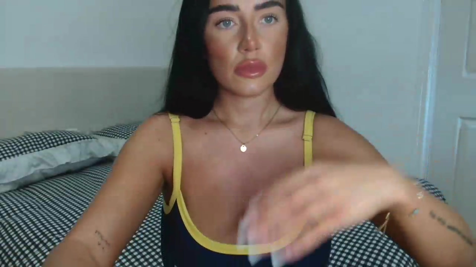 Gallery image thumbnail from ElleBloom's myfreecams stream on, 05/19/2026, 13:12 image 3 of 20