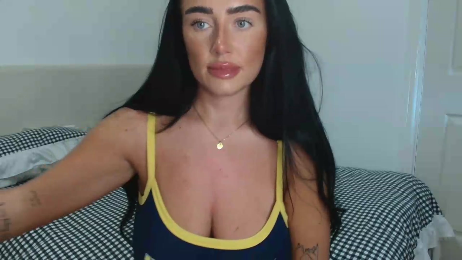 Gallery image thumbnail from ElleBloom's myfreecams stream on, 05/19/2026, 13:12 image 13 of 20