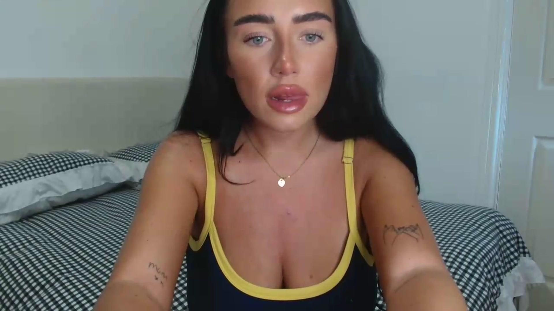 Gallery image thumbnail from ElleBloom's myfreecams stream on, 05/19/2026, 13:12 image 5 of 20