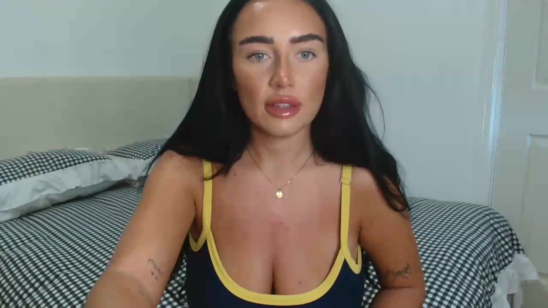 Gallery image thumbnail from ElleBloom's myfreecams stream on, 05/19/2026, 13:12 image 15 of 20