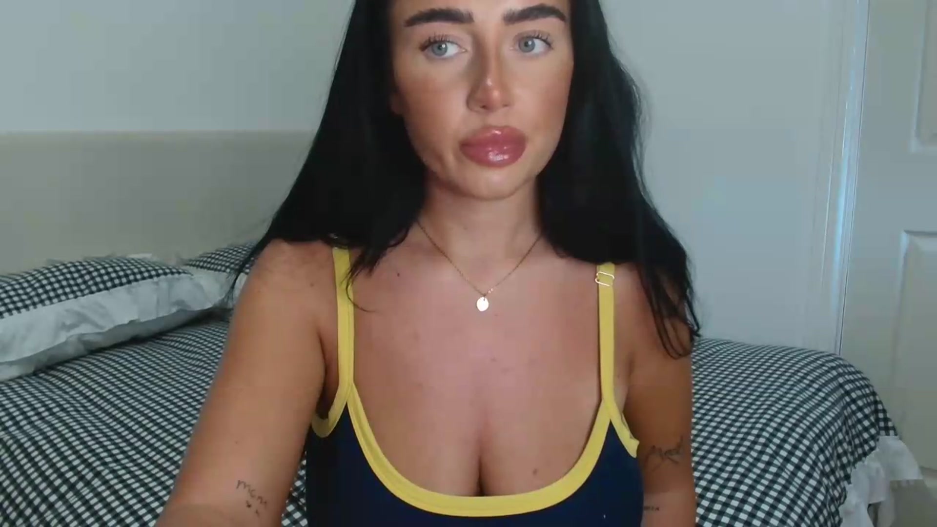 Gallery image thumbnail from ElleBloom's myfreecams stream on, 05/19/2026, 13:12 image 10 of 20