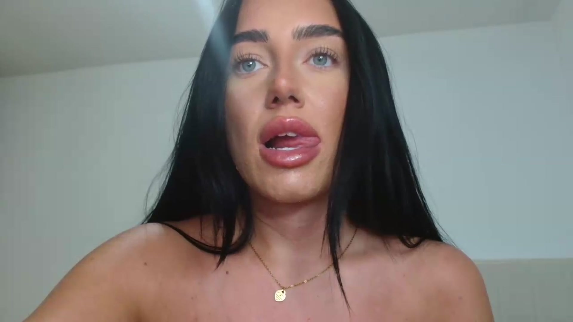 Gallery image thumbnail from ElleBloom's myfreecams stream on, 05/20/2026, 14:50 image 8 of 20