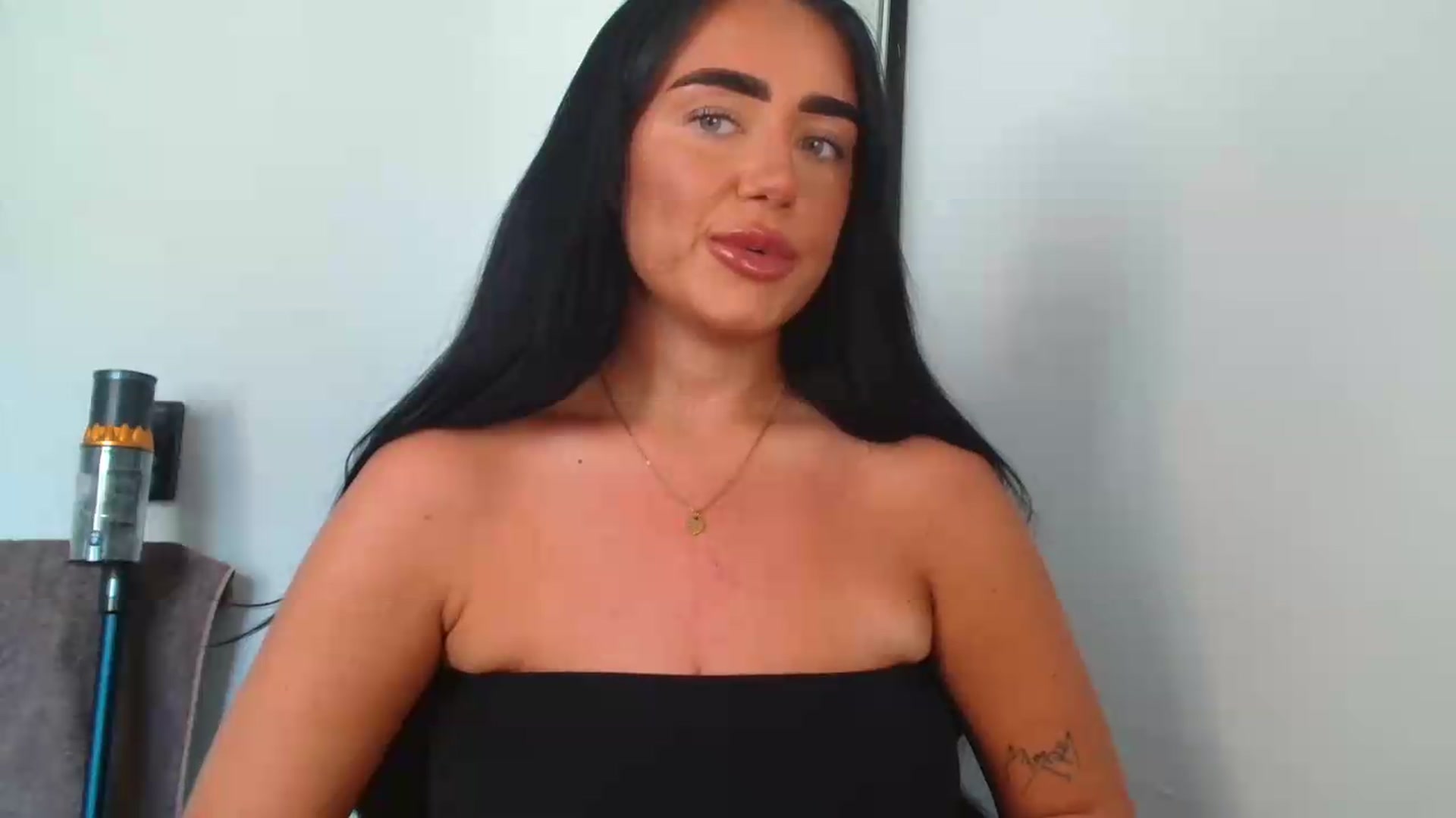 Gallery image thumbnail from ElleBloom's myfreecams stream on, 05/23/2026, 11:14 image 15 of 20