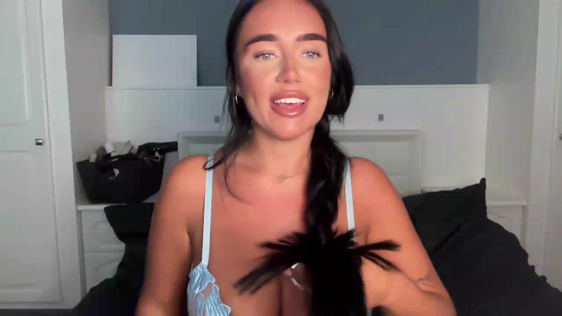 Gallery image thumbnail from ElleBloom's myfreecams stream on, 08/25/2026, 19:17 image 2 of 20