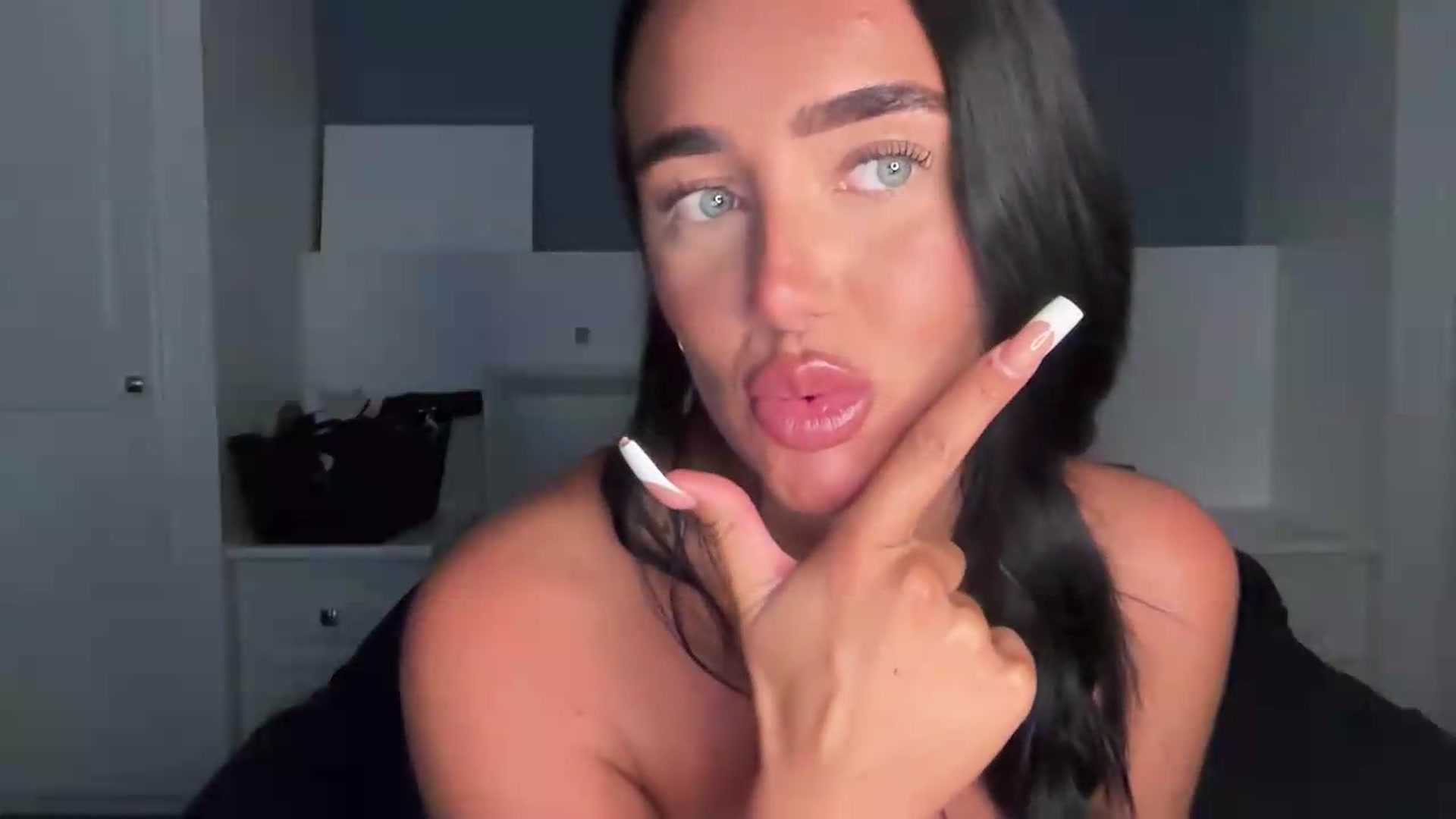 Gallery image thumbnail from ElleBloom's myfreecams stream on, 08/25/2026, 19:17 image 17 of 20