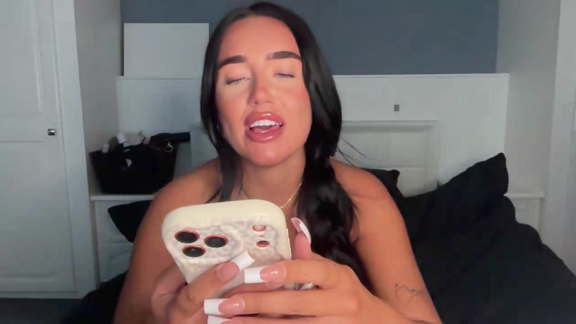 Gallery image thumbnail from ElleBloom's myfreecams stream on, 08/25/2026, 19:17 image 11 of 20