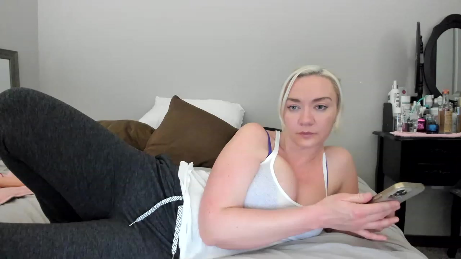 Gallery image thumbnail from ElleJaye88's myfreecams stream on, 12/10/2022, 11:20 image 1 of 20