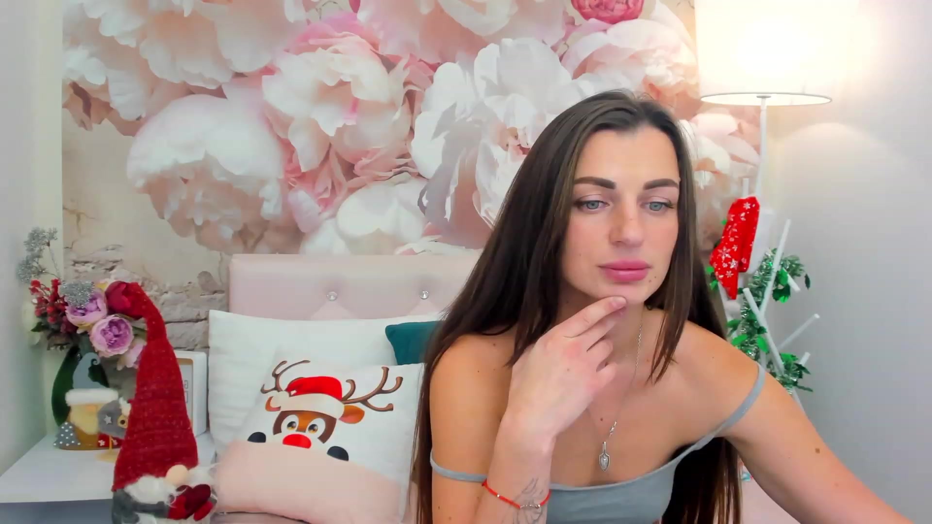 Gallery image thumbnail from ElleSwan's myfreecams stream on, 12/25/2022, 12:50 image 15 of 20