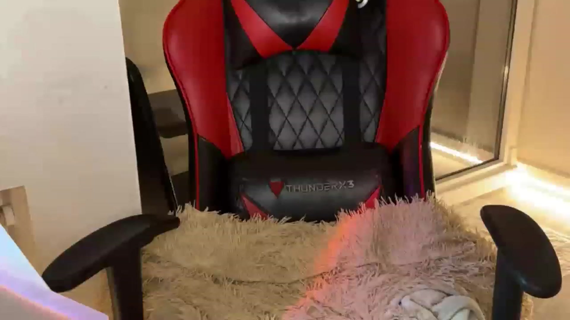 Gallery image thumbnail from ElliPoole's myfreecams stream on, 05/02/2023, 18:29 image 20 of 20