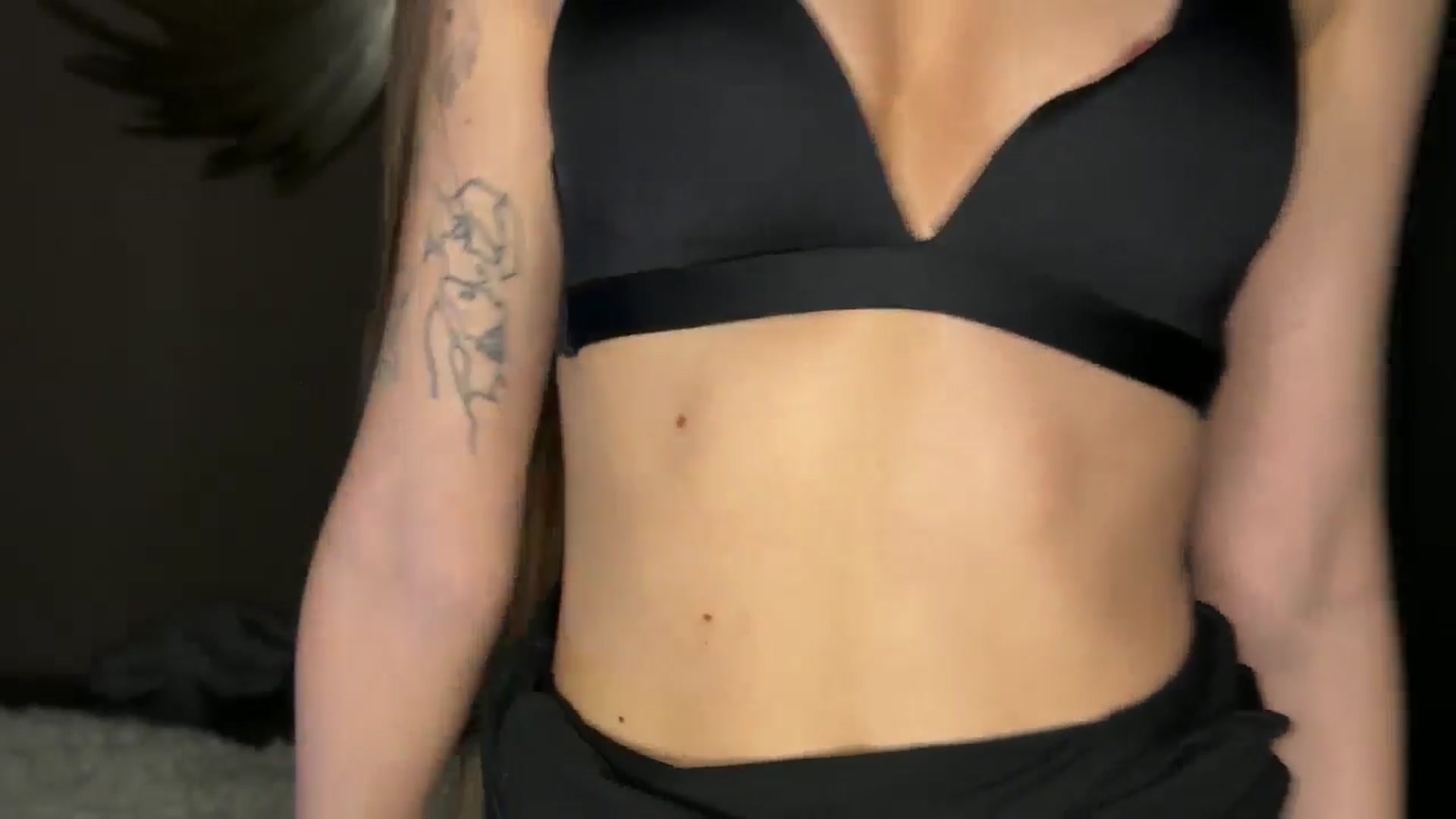 Gallery image thumbnail from ElliPoole's myfreecams stream on, 10/30/2024, 18:48 image 16 of 20