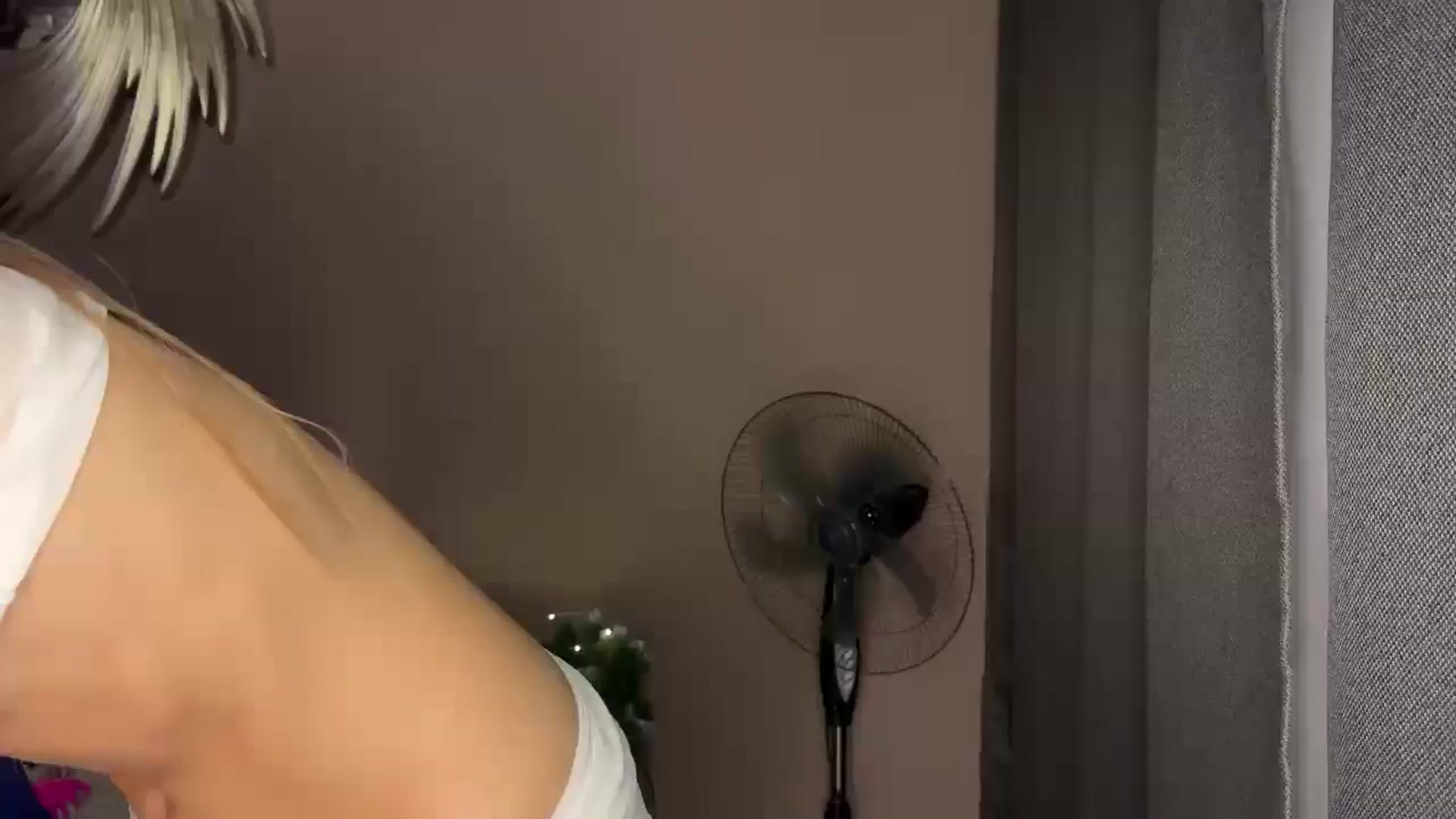 Gallery image thumbnail from ElliPoole's myfreecams stream on, 12/08/2024, 17:16 image 1 of 20