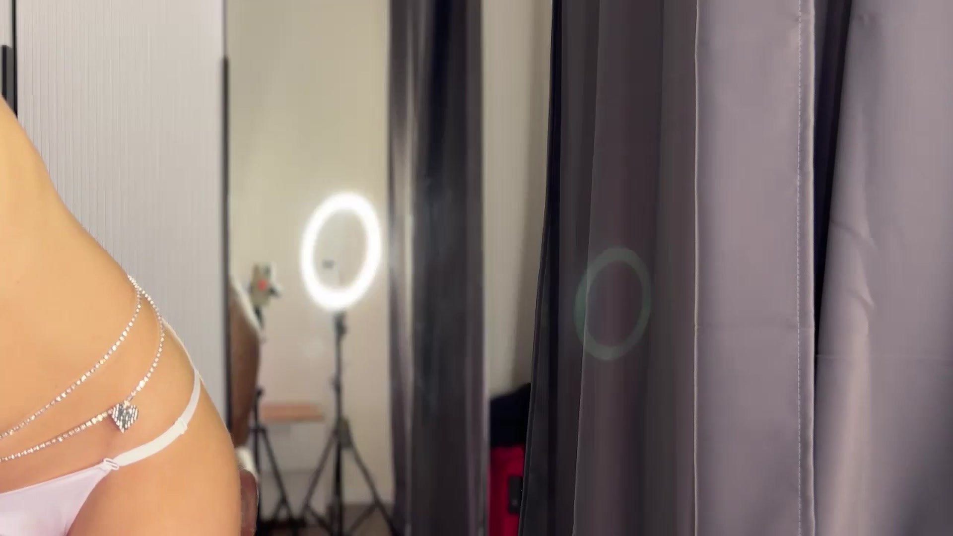 Gallery image thumbnail from ElliPoole's myfreecams stream on, 03/17/2025, 18:38 image 13 of 20