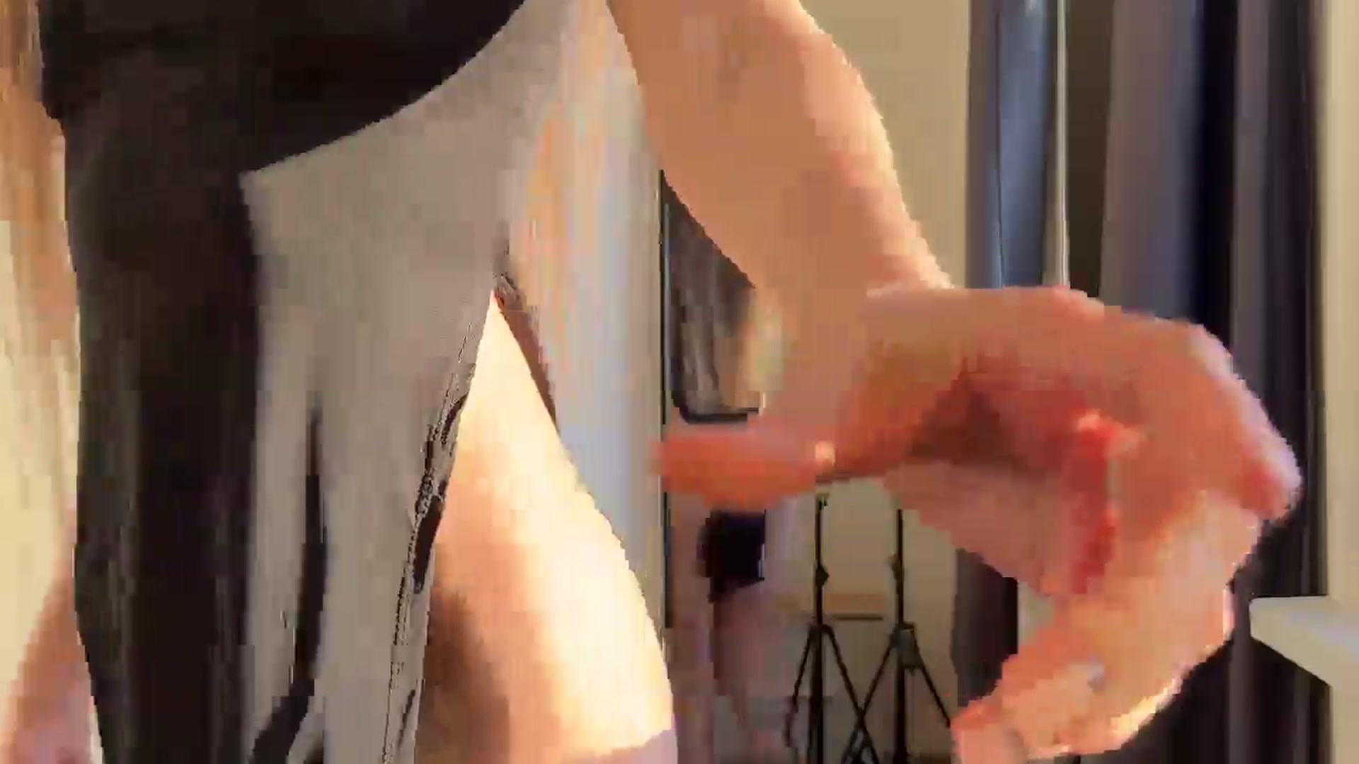 Gallery image thumbnail from ElliPoole's myfreecams stream on, 03/22/2025, 15:44 image 9 of 20