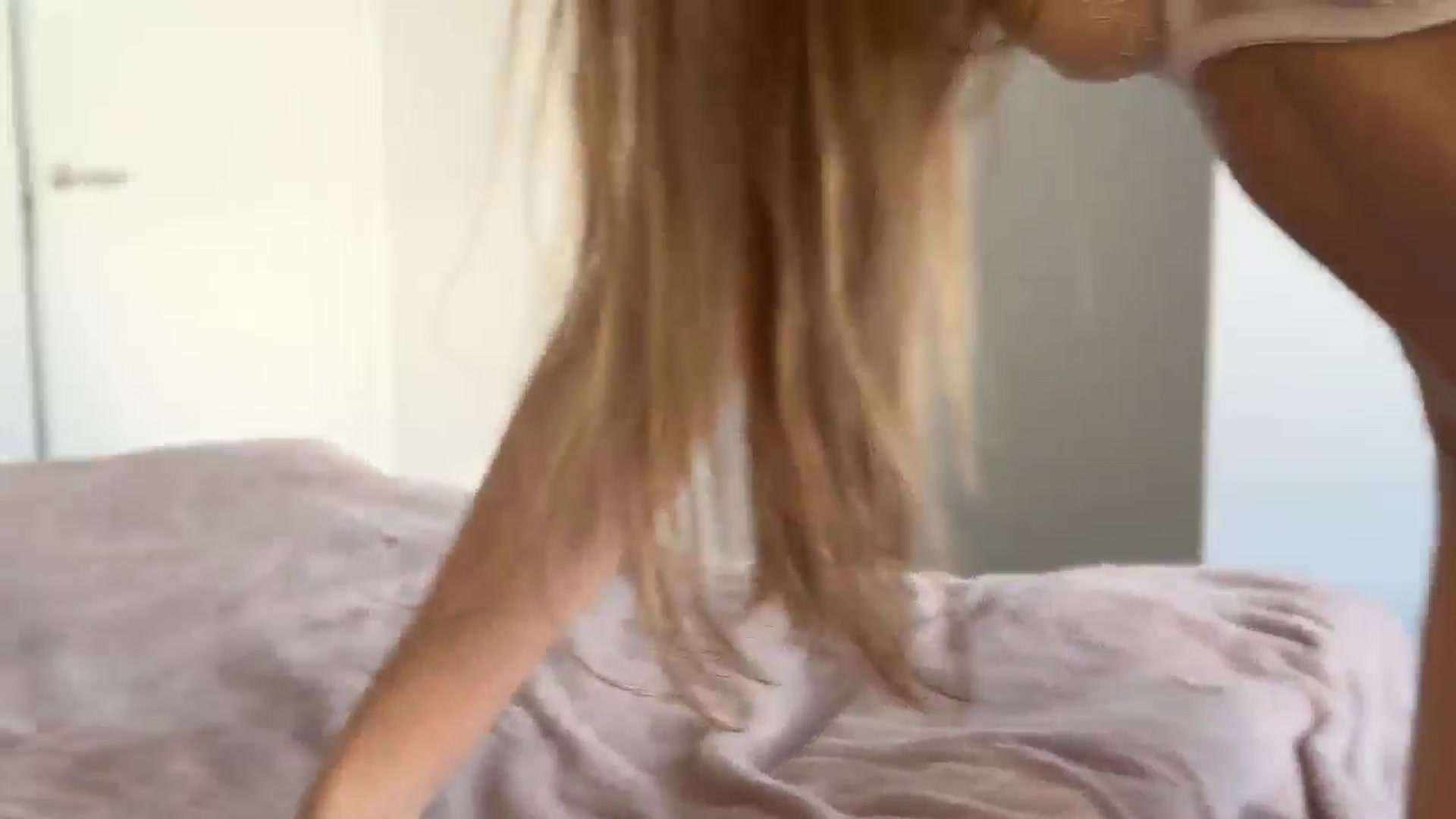 Gallery image thumbnail from ElliPoole's myfreecams stream on, 05/13/2025, 16:23 image 14 of 20