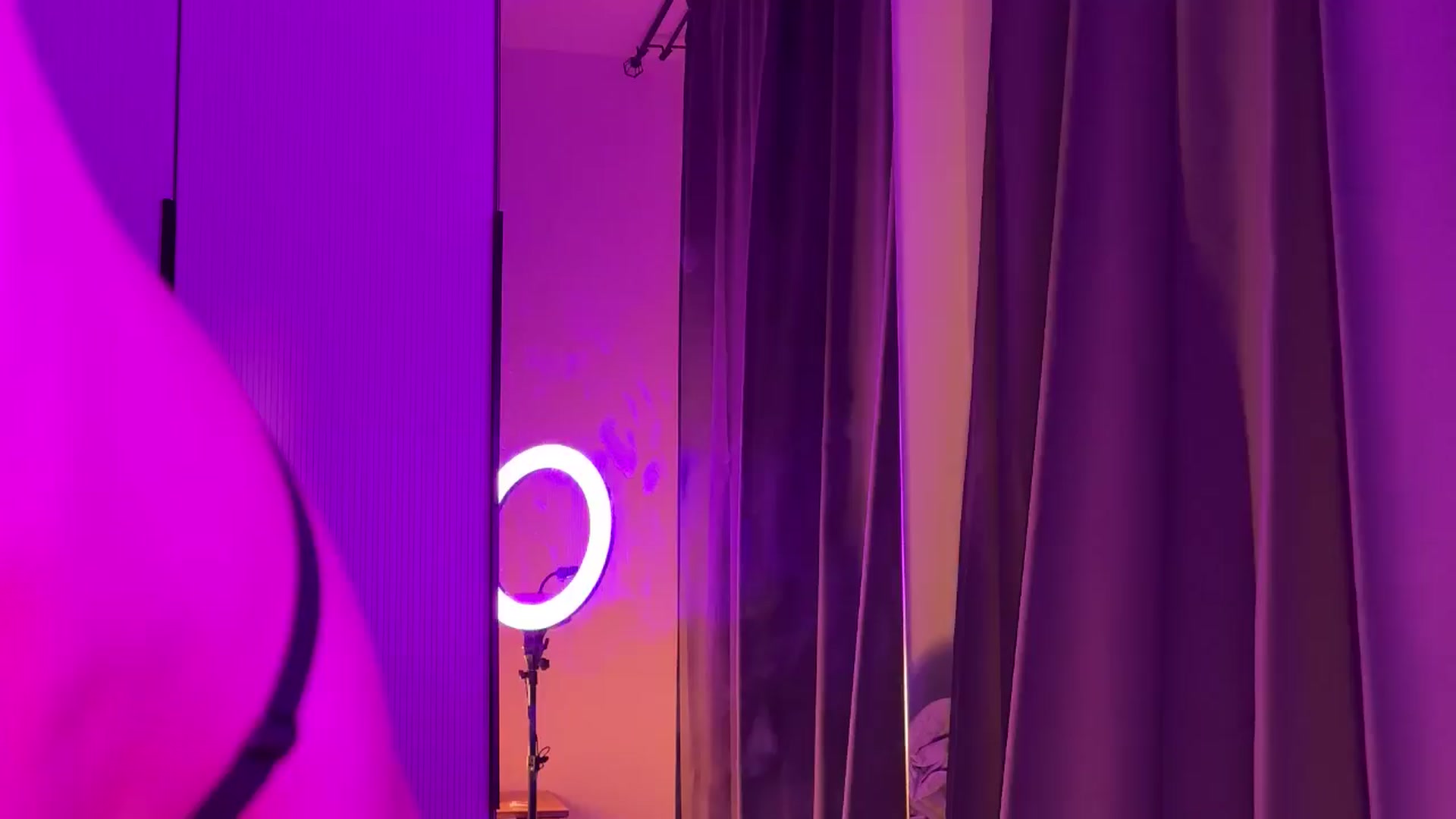 Gallery image thumbnail from ElliPoole's myfreecams stream on, 05/14/2025, 17:44 image 1 of 20