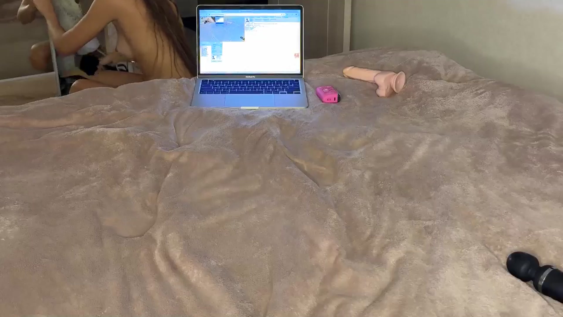 Gallery image thumbnail from ElliPoole's myfreecams stream on, 02/11/2026, 23:19 image 11 of 20